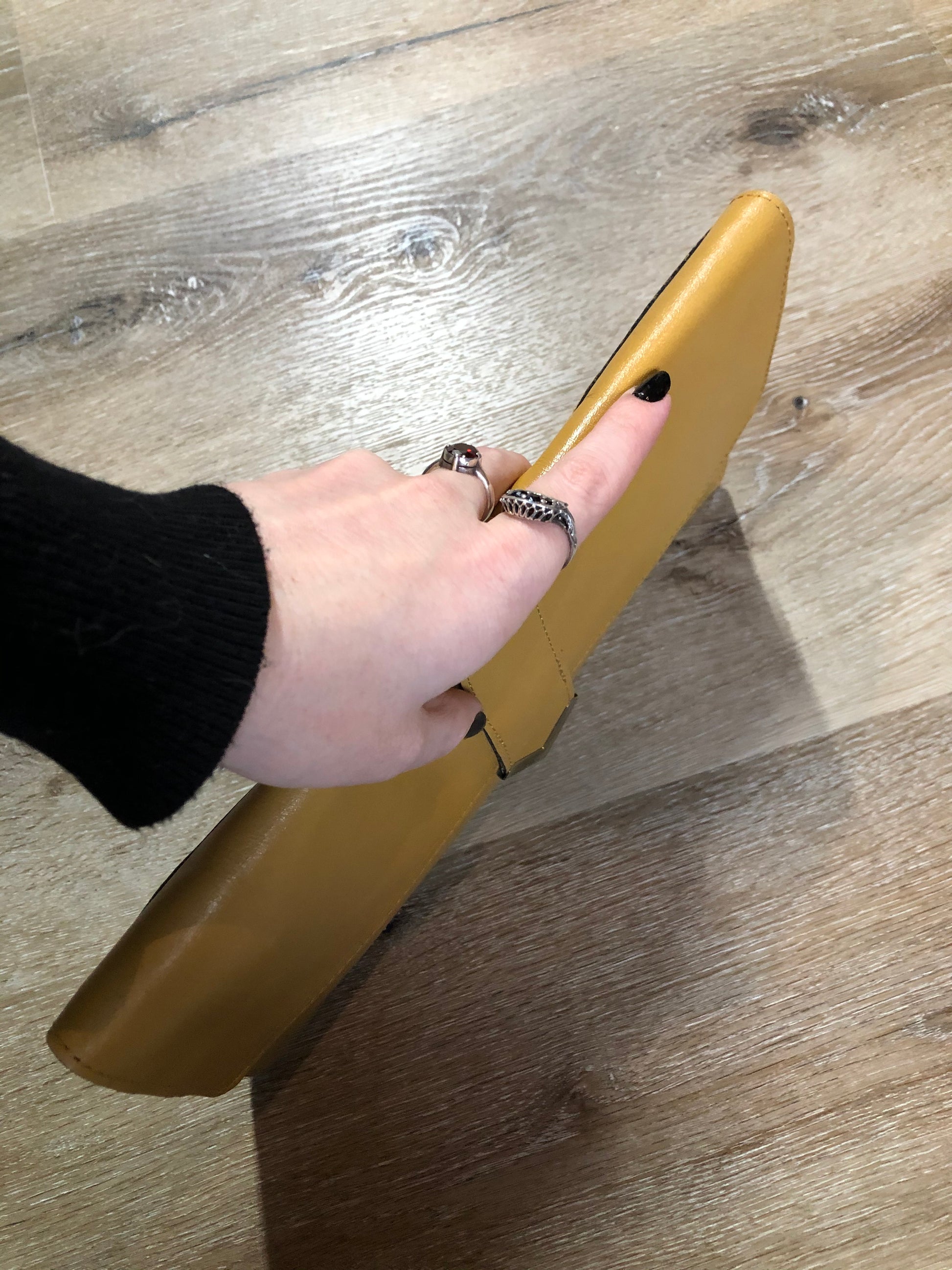 Kingspier Vintage - Tan leather clutch with brass hardware and snap closure.