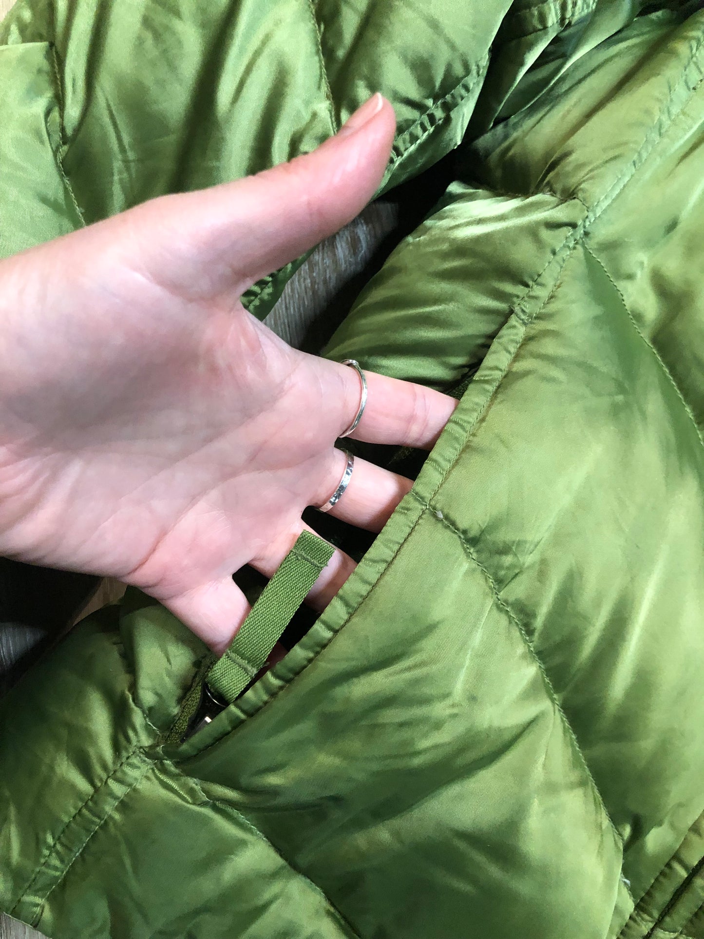 Kingspier Vintage - Eddie Bauer quilted goose down jacket with fleece inside collar and cuffs, zipper closure and two front pockets.
Size Medium.