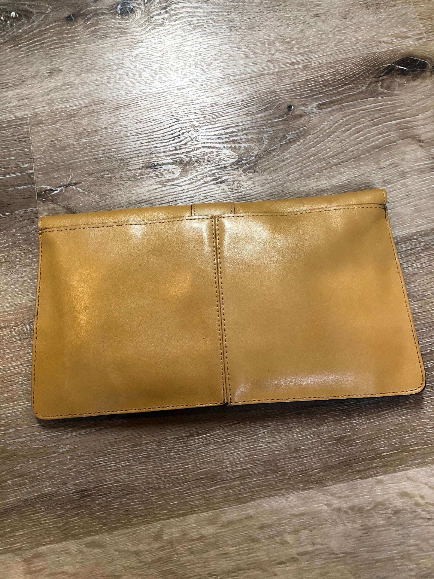 Kingspier Vintage - Tan leather clutch with brass hardware and snap closure.