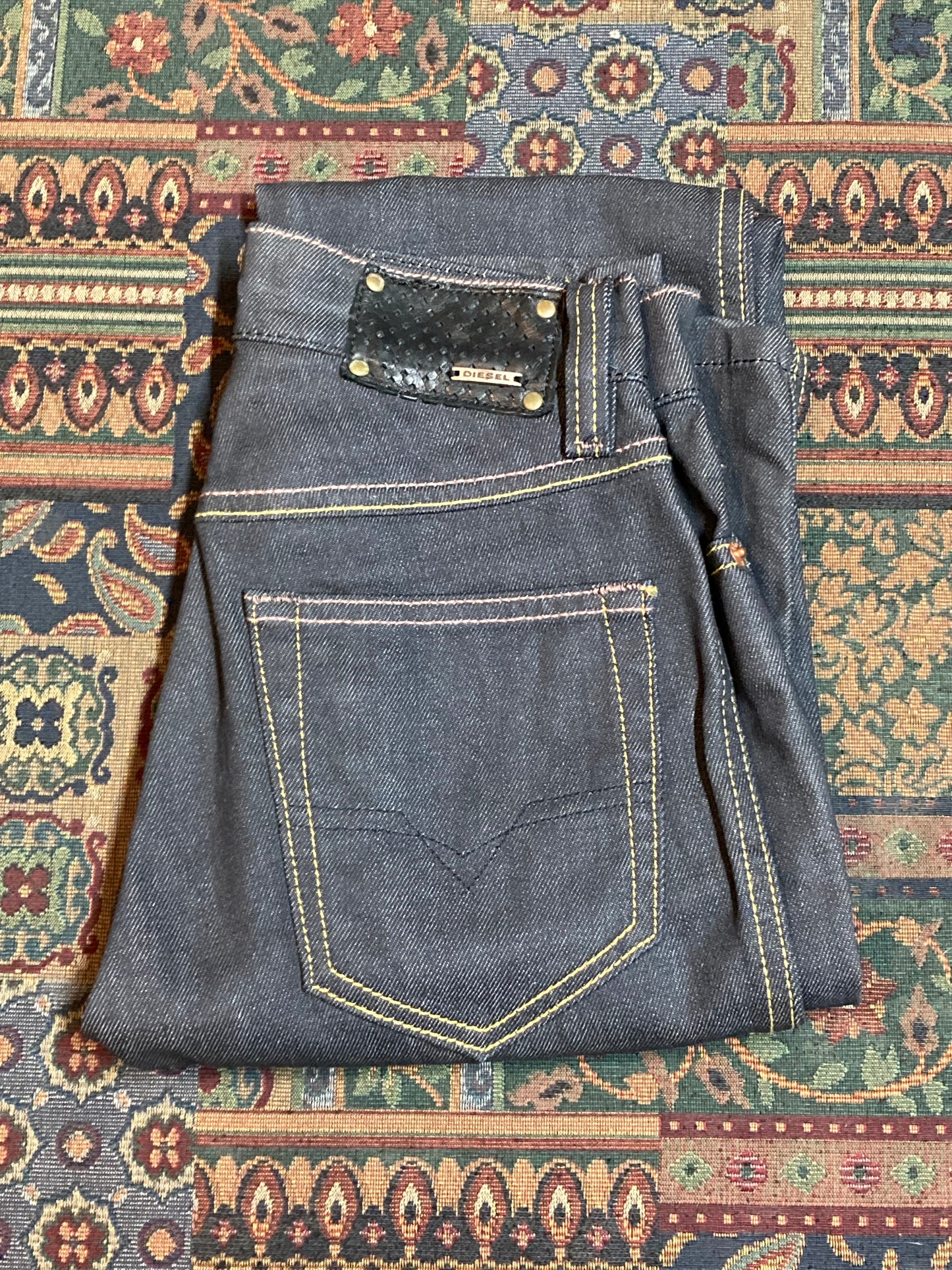Kingspier Vintage - Diesel Black Denim Jeans - 24”x32”
Size 24
High rise
Skinny leg
Black wash
Stretch denim
98% Cotton/ 2% Elastane
Made in Italy