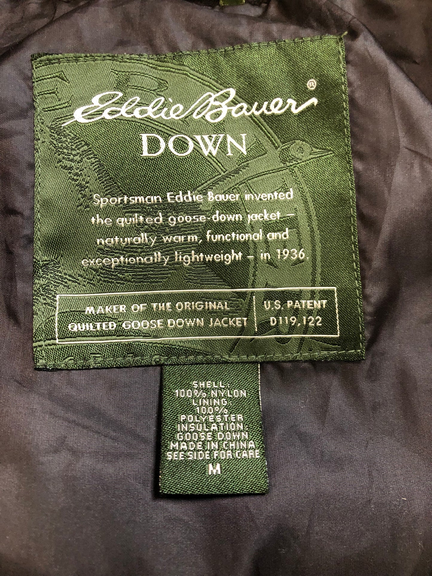 Kingspier Vintage - Eddie Bauer quilted goose down jacket with fleece inside collar and cuffs, zipper closure and two front pockets.
Size Medium.