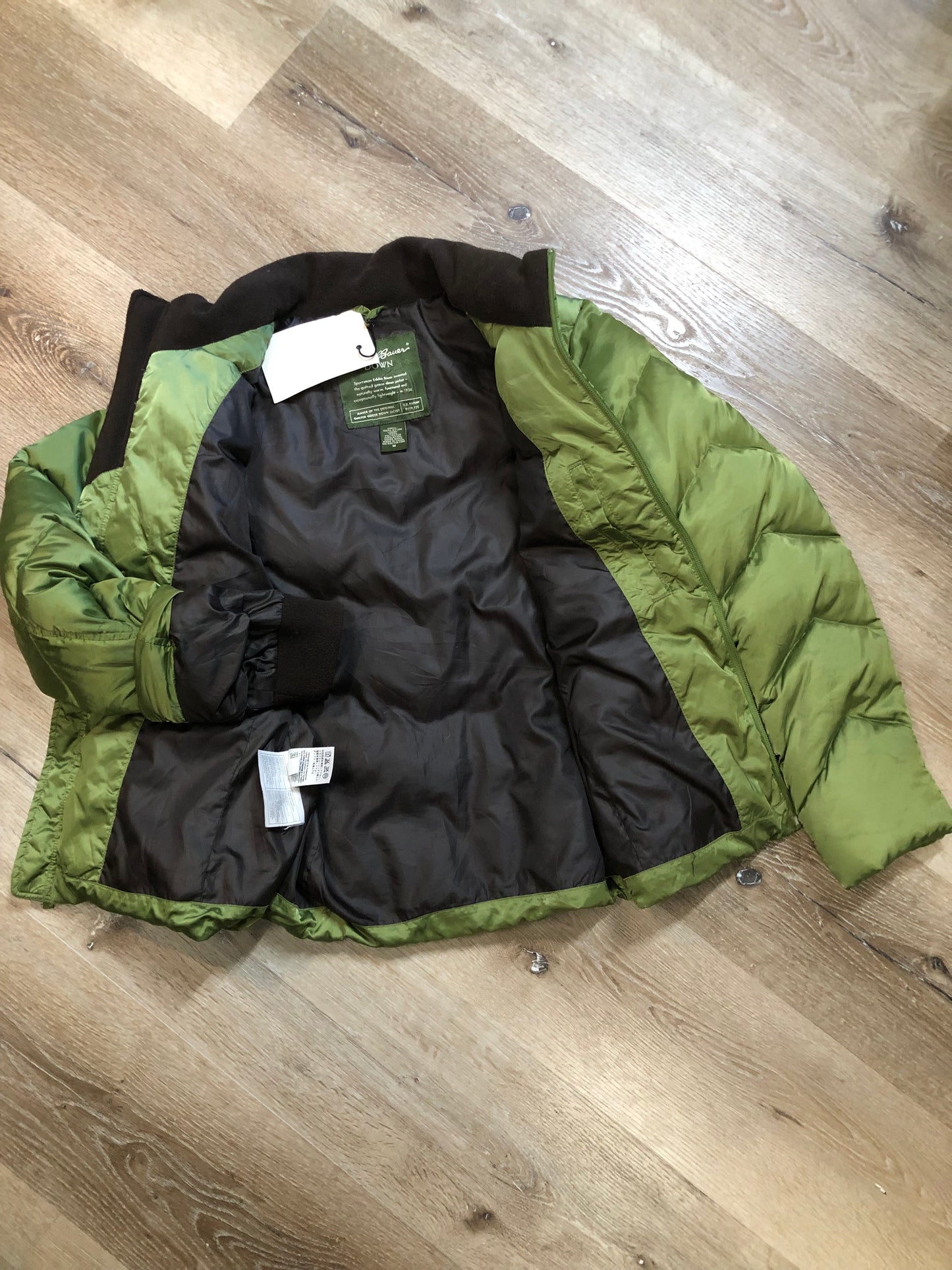 Kingspier Vintage - Eddie Bauer quilted goose down jacket with fleece inside collar and cuffs, zipper closure and two front pockets.
Size Medium.