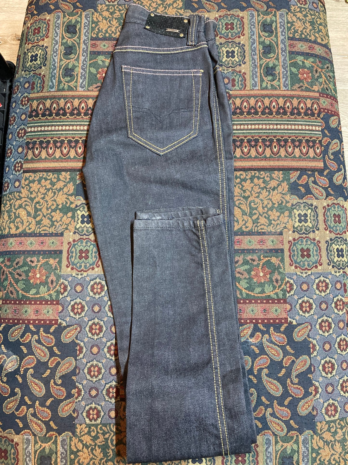 Kingspier Vintage - Diesel Black Denim Jeans - 24”x32”
Size 24
High rise
Skinny leg
Black wash
Stretch denim
98% Cotton/ 2% Elastane
Made in Italy