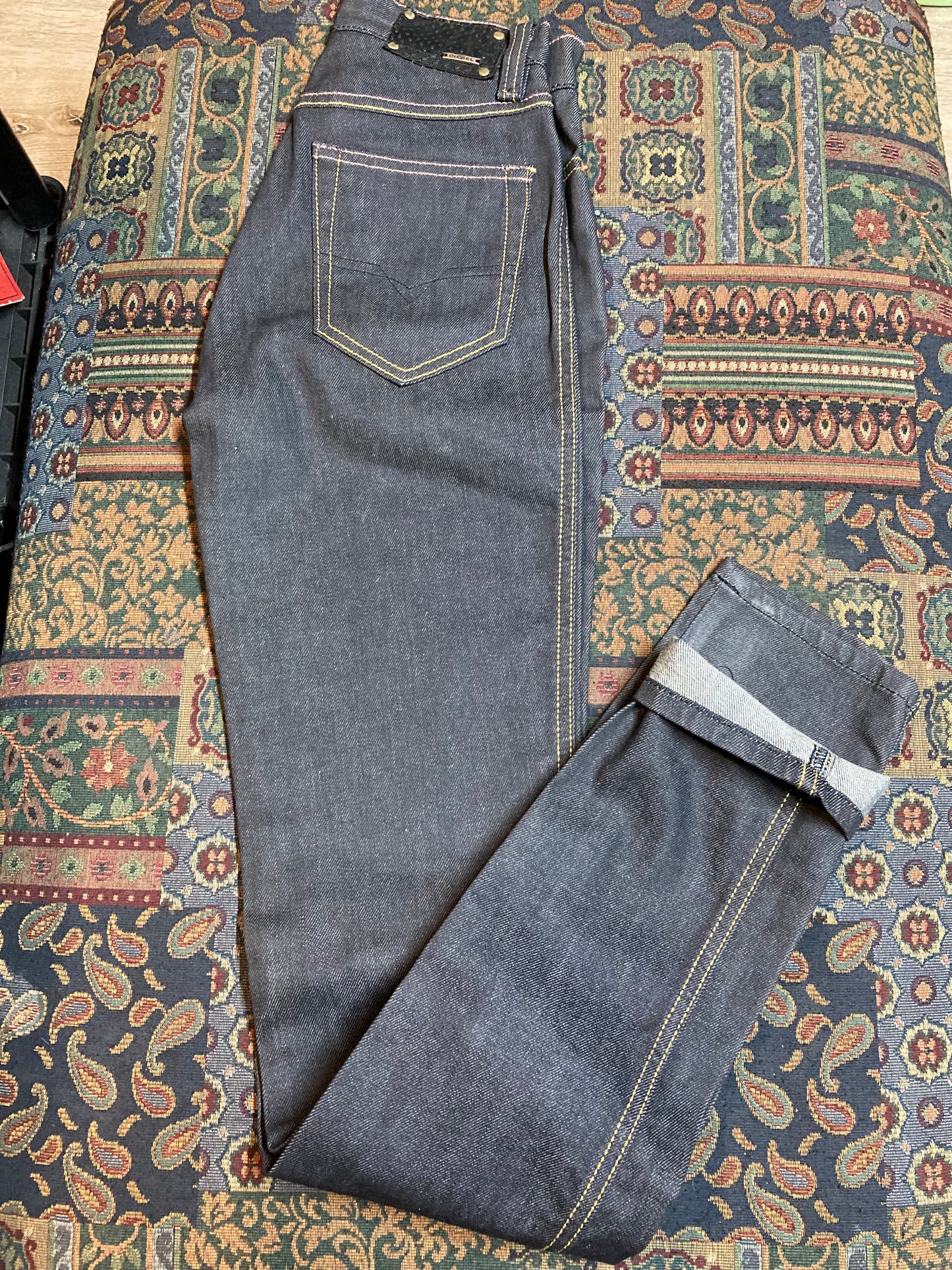 Kingspier Vintage - Diesel Black Denim Jeans - 24”x32”
Size 24
High rise
Skinny leg
Black wash
Stretch denim
98% Cotton/ 2% Elastane
Made in Italy