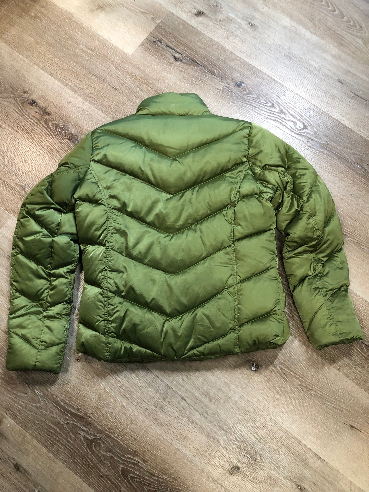 Kingspier Vintage - Eddie Bauer quilted goose down jacket with fleece inside collar and cuffs, zipper closure and two front pockets.
Size Medium.