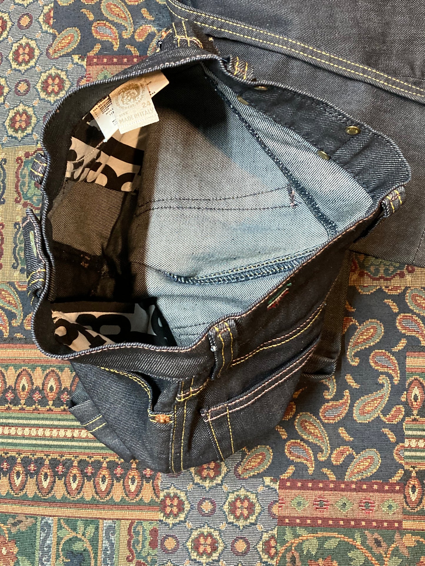 Kingspier Vintage - Diesel Black Denim Jeans - 24”x32”
Size 24
High rise
Skinny leg
Black wash
Stretch denim
98% Cotton/ 2% Elastane
Made in Italy