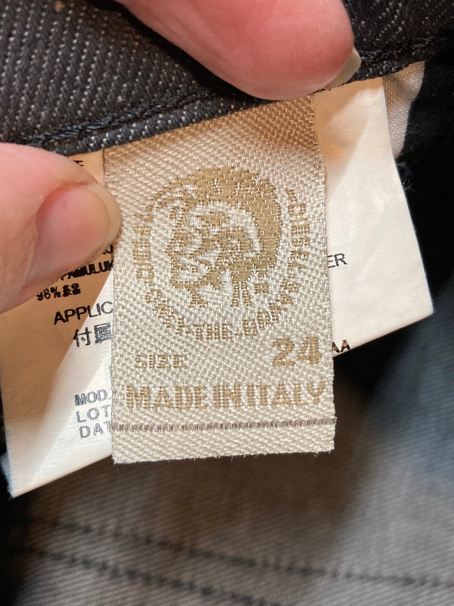 Kingspier Vintage - Diesel Black Denim Jeans - 24”x32”
Size 24
High rise
Skinny leg
Black wash
Stretch denim
98% Cotton/ 2% Elastane
Made in Italy