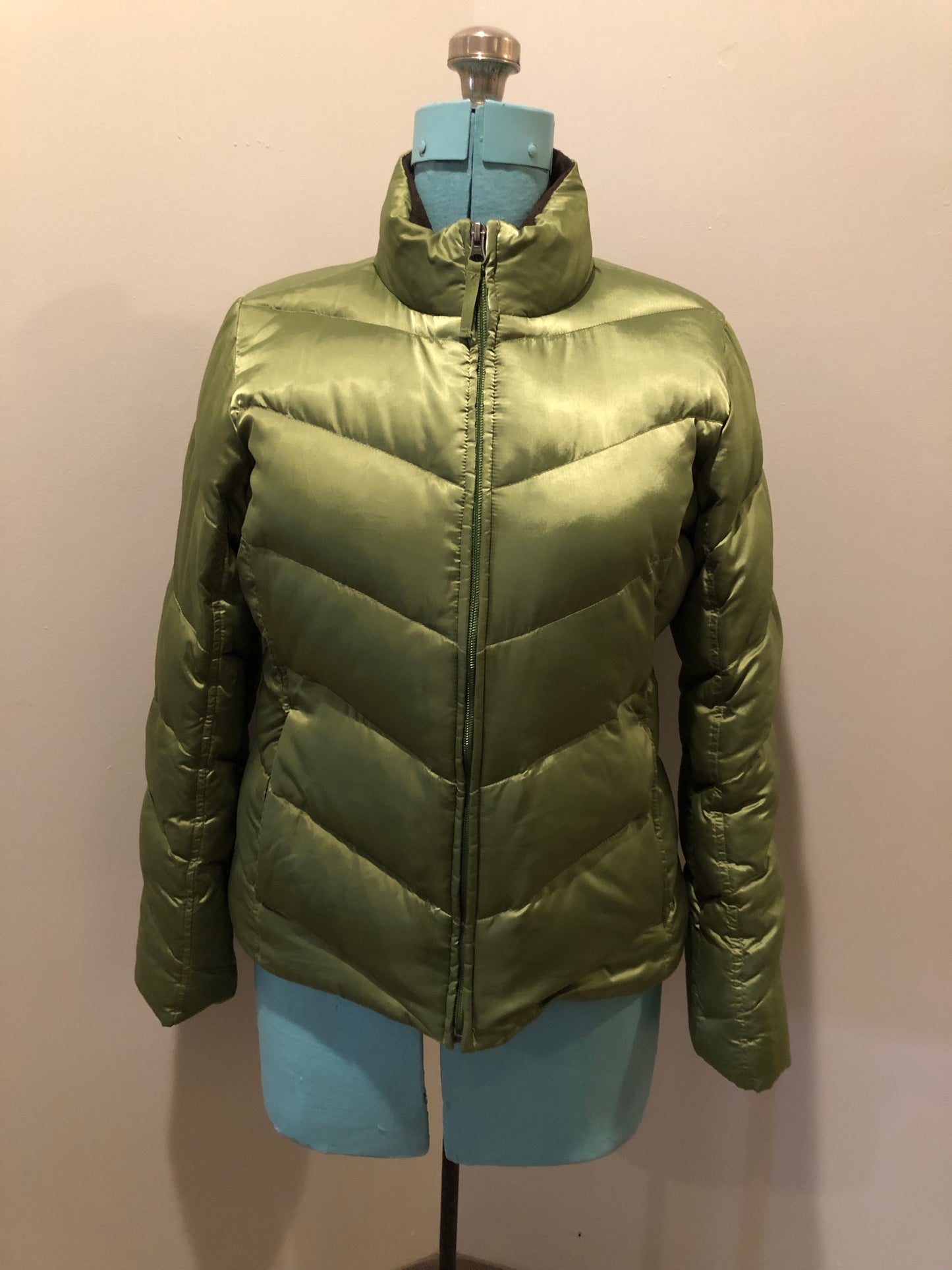 Kingspier Vintage - Eddie Bauer quilted goose down jacket with fleece inside collar and cuffs, zipper closure and two front pockets.
Size Medium.