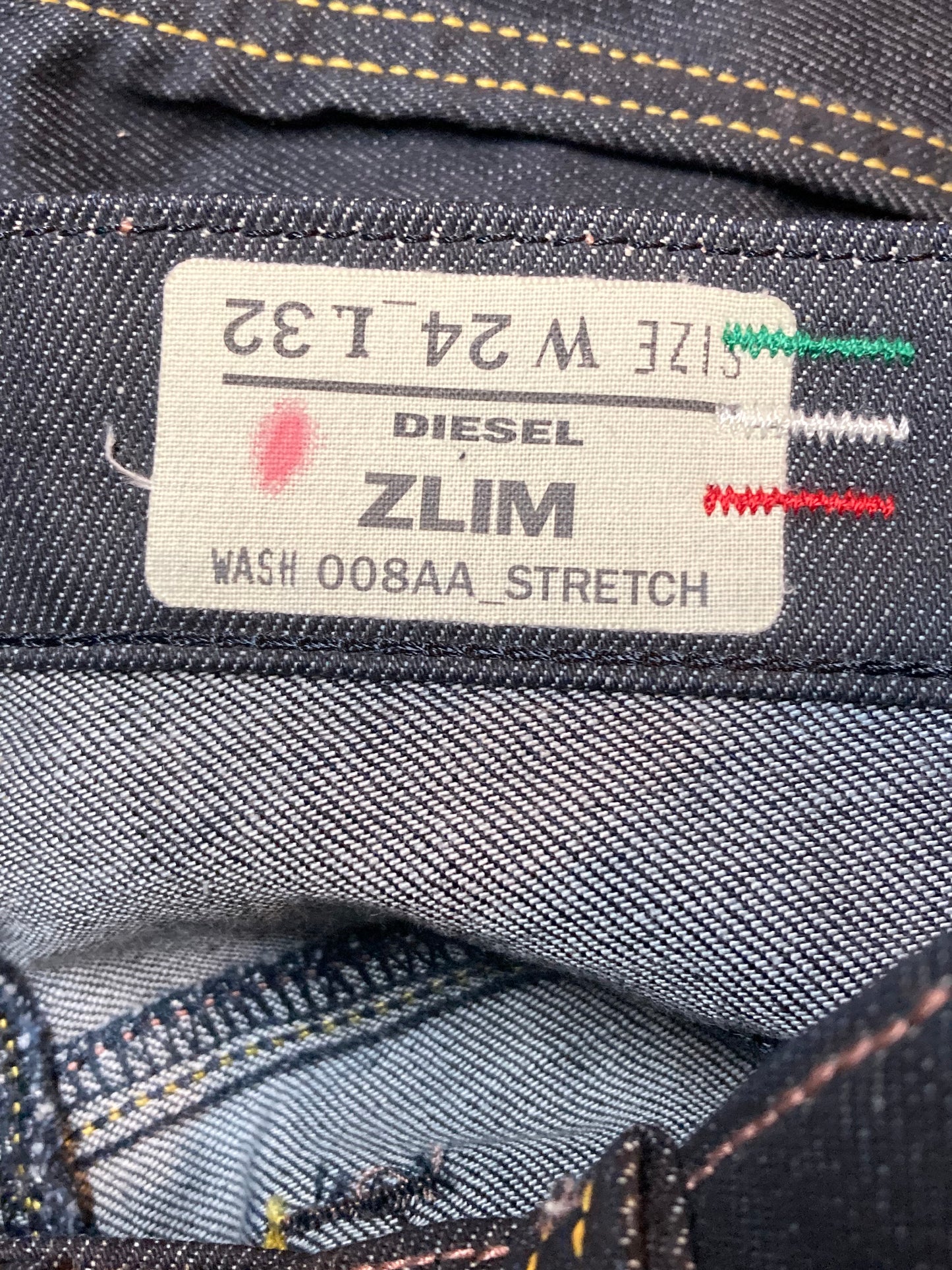 Kingspier Vintage - Diesel Black Denim Jeans - 24”x32”
Size 24
High rise
Skinny leg
Black wash
Stretch denim
98% Cotton/ 2% Elastane
Made in Italy