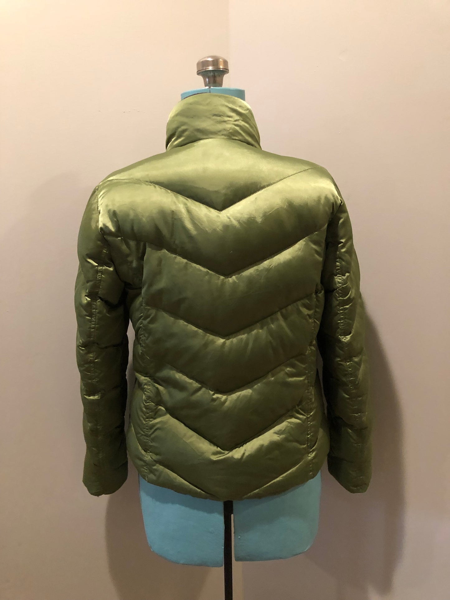 Kingspier Vintage - Eddie Bauer quilted goose down jacket with fleece inside collar and cuffs, zipper closure and two front pockets.
Size Medium.