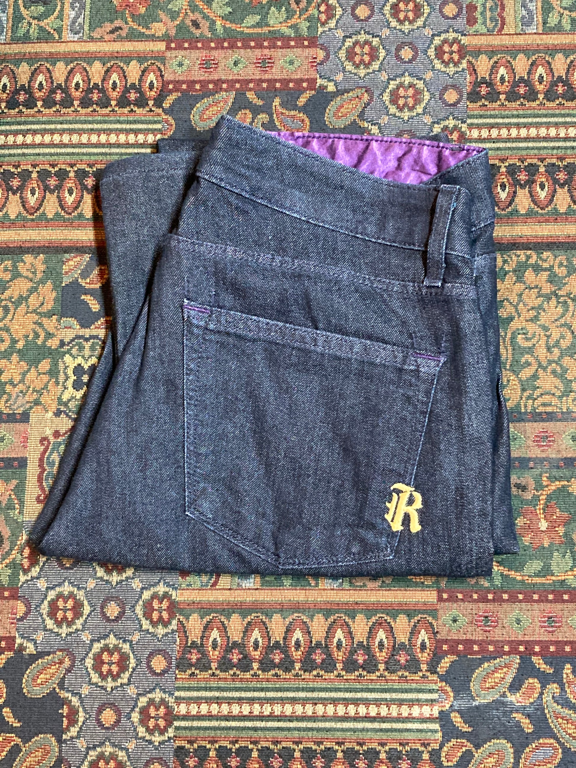 Kingspier Vintage - Rich and Skinny Denim Jeans - 28”x30”
Size 29
Low rise
Straight leg
Dark wash
98% Cotton/ 2% Elastane
Made in USA