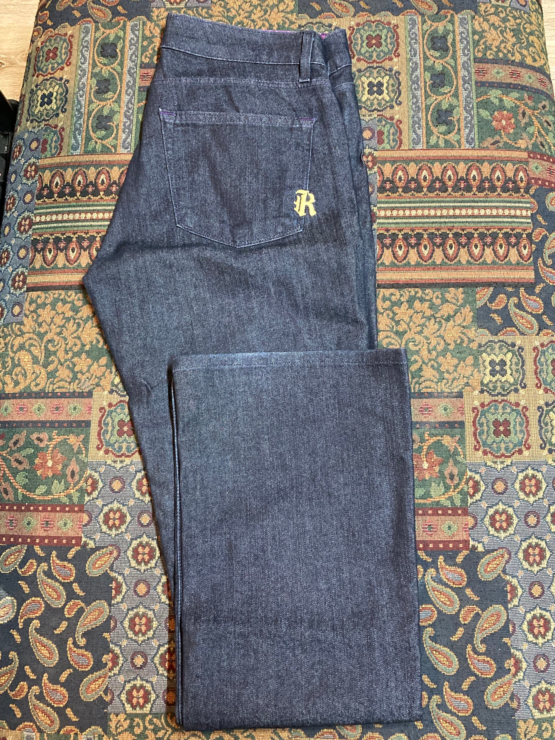 Kingspier Vintage - Rich and Skinny Denim Jeans - 28”x30”
Size 29
Low rise
Straight leg
Dark wash
98% Cotton/ 2% Elastane
Made in USA