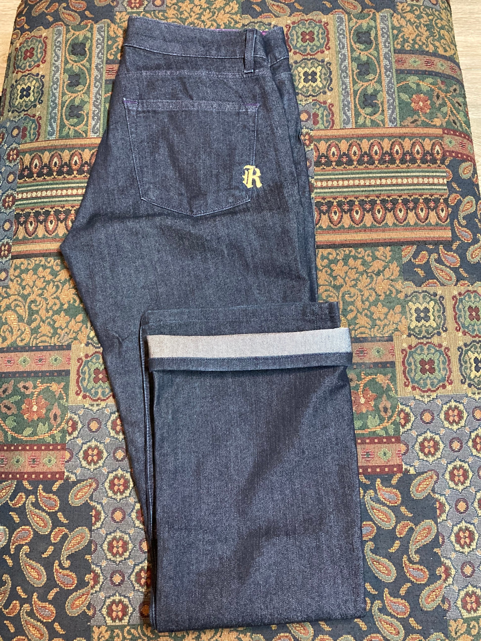 Kingspier Vintage - Rich and Skinny Denim Jeans - 28”x30”
Size 29
Low rise
Straight leg
Dark wash
98% Cotton/ 2% Elastane
Made in USA