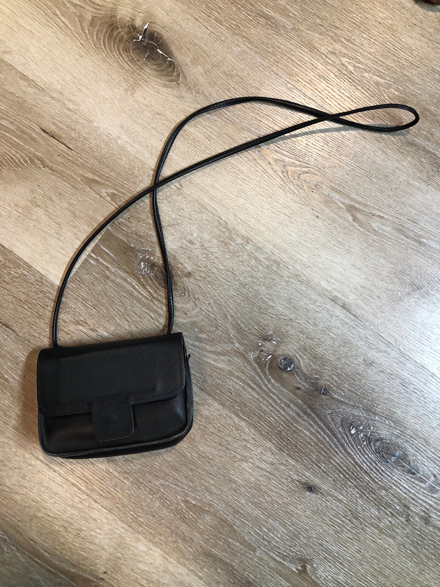 Kingspier Vintage - Small black leather crossbody bag with
two inside compartments and a small inside mirror.
Length - 6.5”
Width - 2”
Height - 5”
Strap - 45”
This purse is in great condition.
