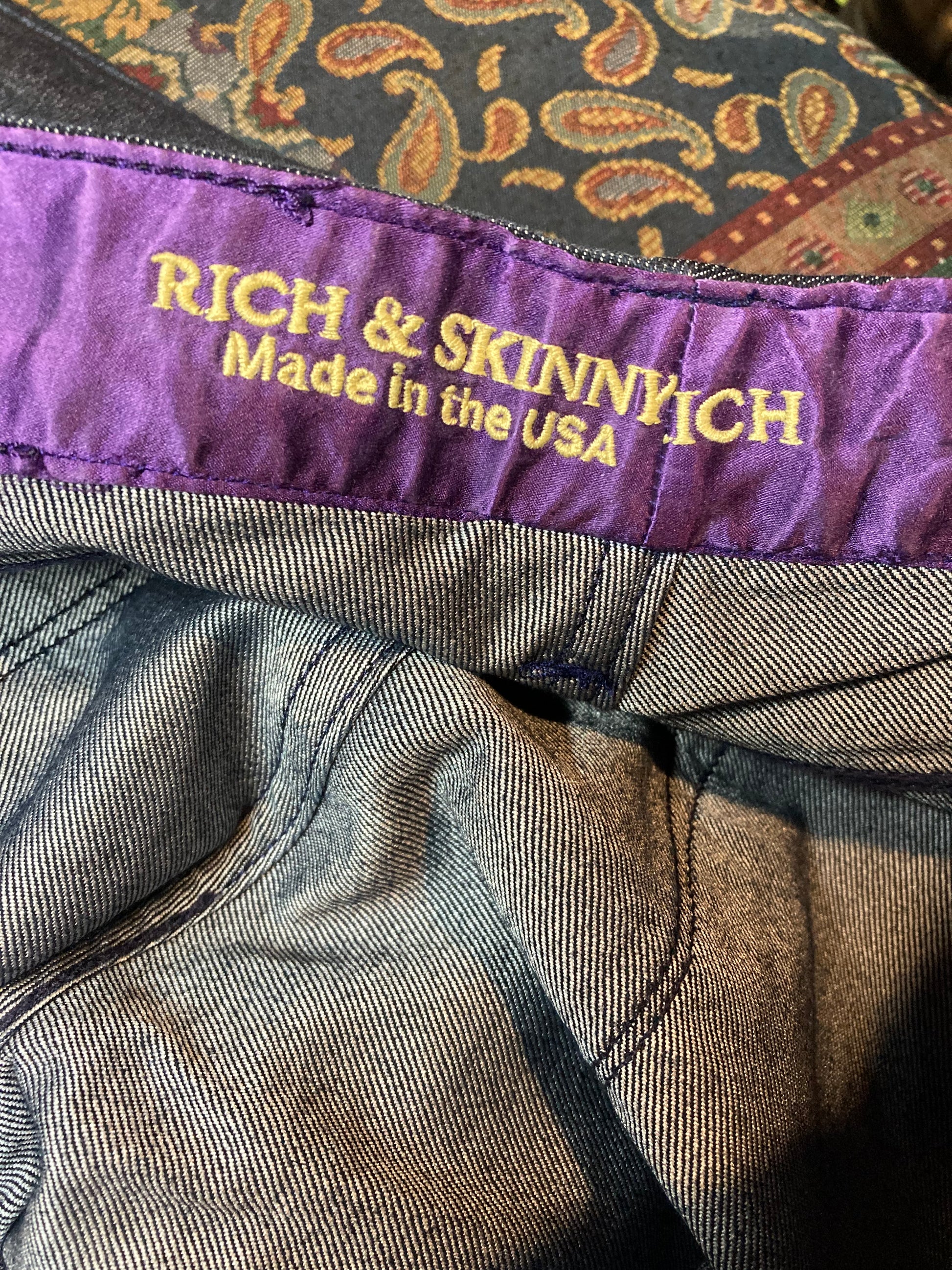 Kingspier Vintage - Rich and Skinny Denim Jeans - 28”x30”
Size 29
Low rise
Straight leg
Dark wash
98% Cotton/ 2% Elastane
Made in USA