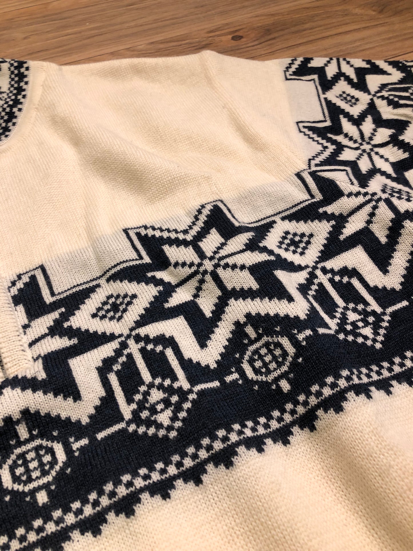 Kingspier Vintage - Vintage Kama quarter zip 100% fine merino wool sweater.
Made in the Czech Republic.
Size large.