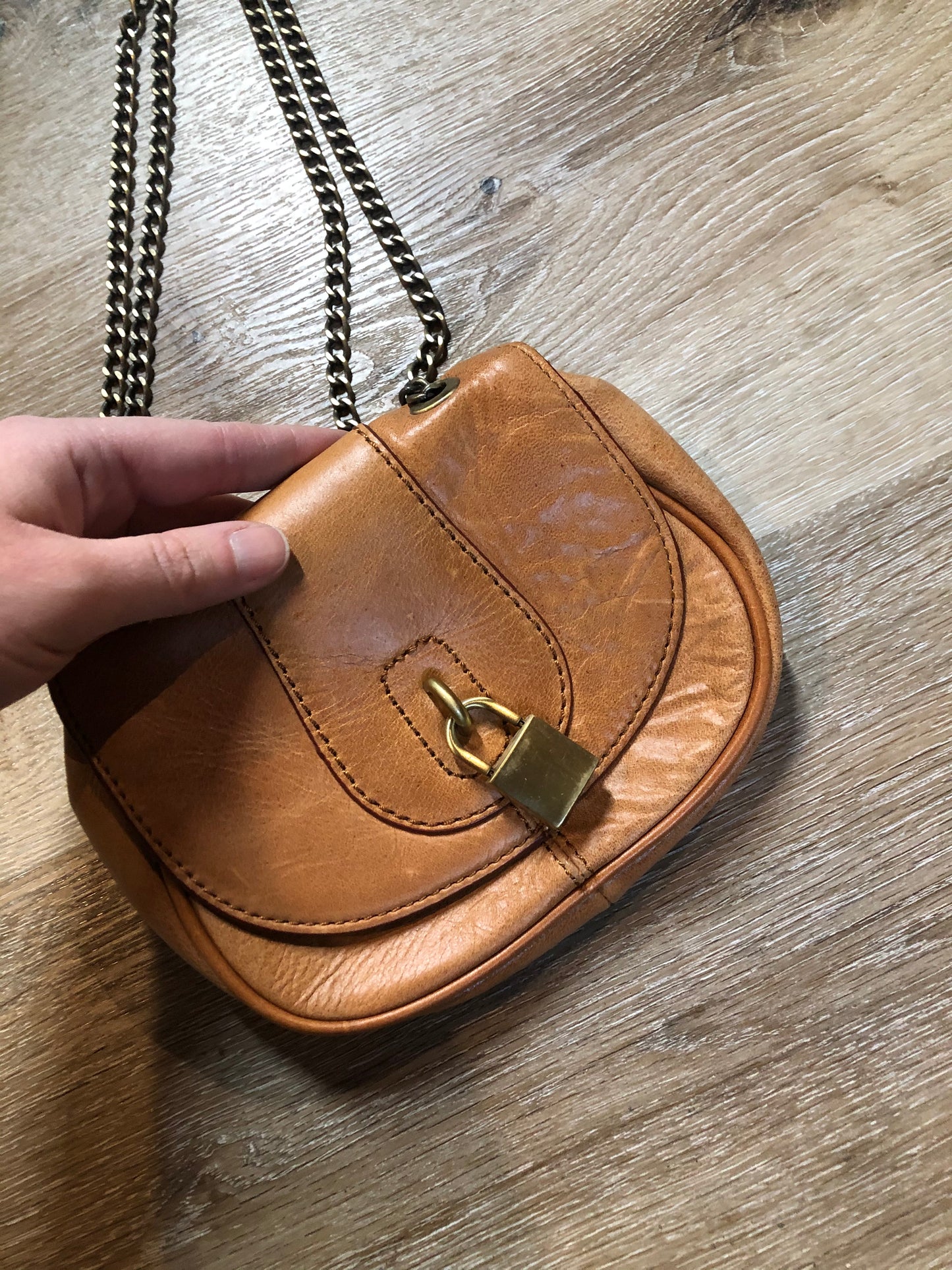 Kingspier Vintage - Banana Republic small light brown crossbody bag, lock detail, front flap with snap closure and adjustable chain strap.