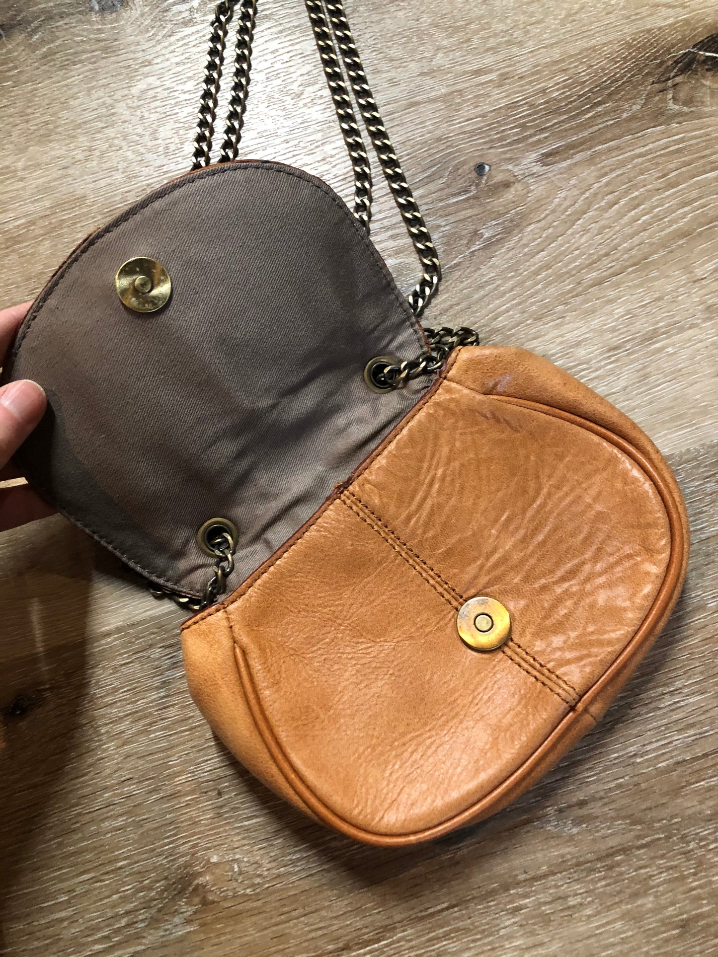 Kingspier Vintage - Banana Republic small light brown crossbody bag, lock detail, front flap with snap closure and adjustable chain strap.