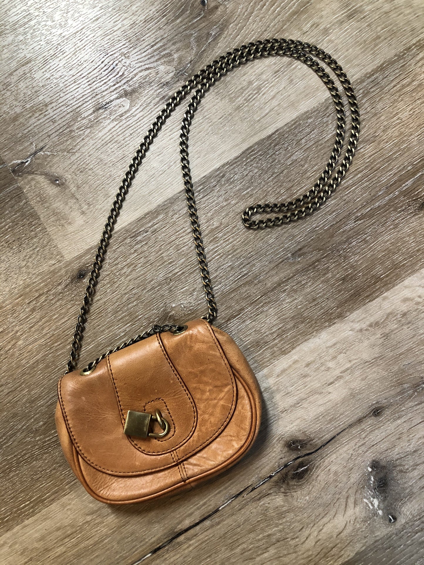 Kingspier Vintage - Banana Republic small light brown crossbody bag, lock detail, front flap with snap closure and adjustable chain strap.