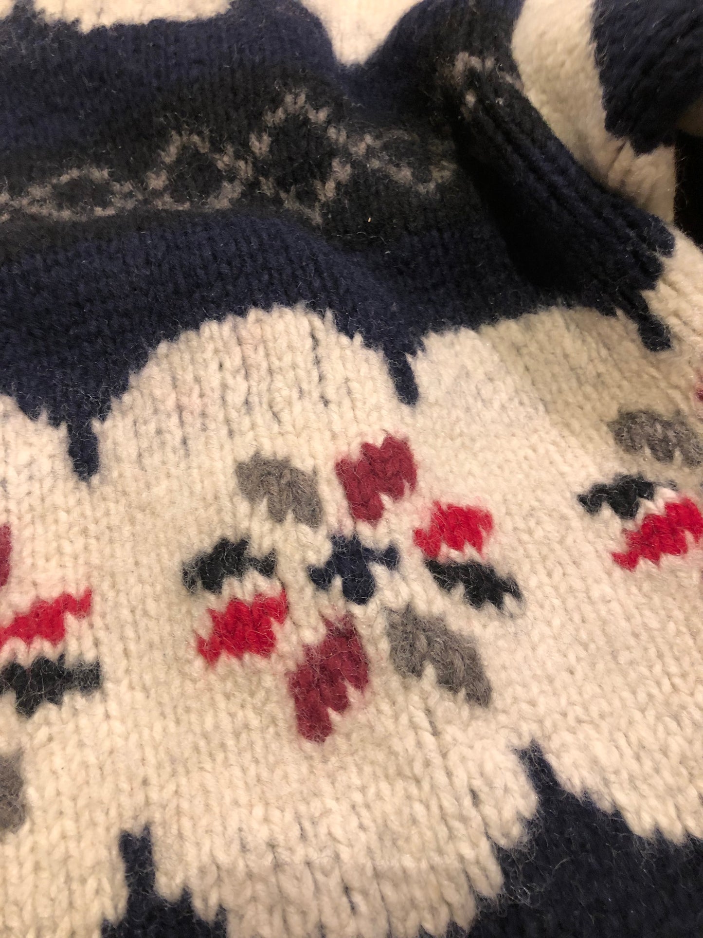 Kingspier Vintage - Vintage Nuevo Americana hand-knit quarter button wool sweater with coconut buttons.
Made in china.
Size medium/ large.