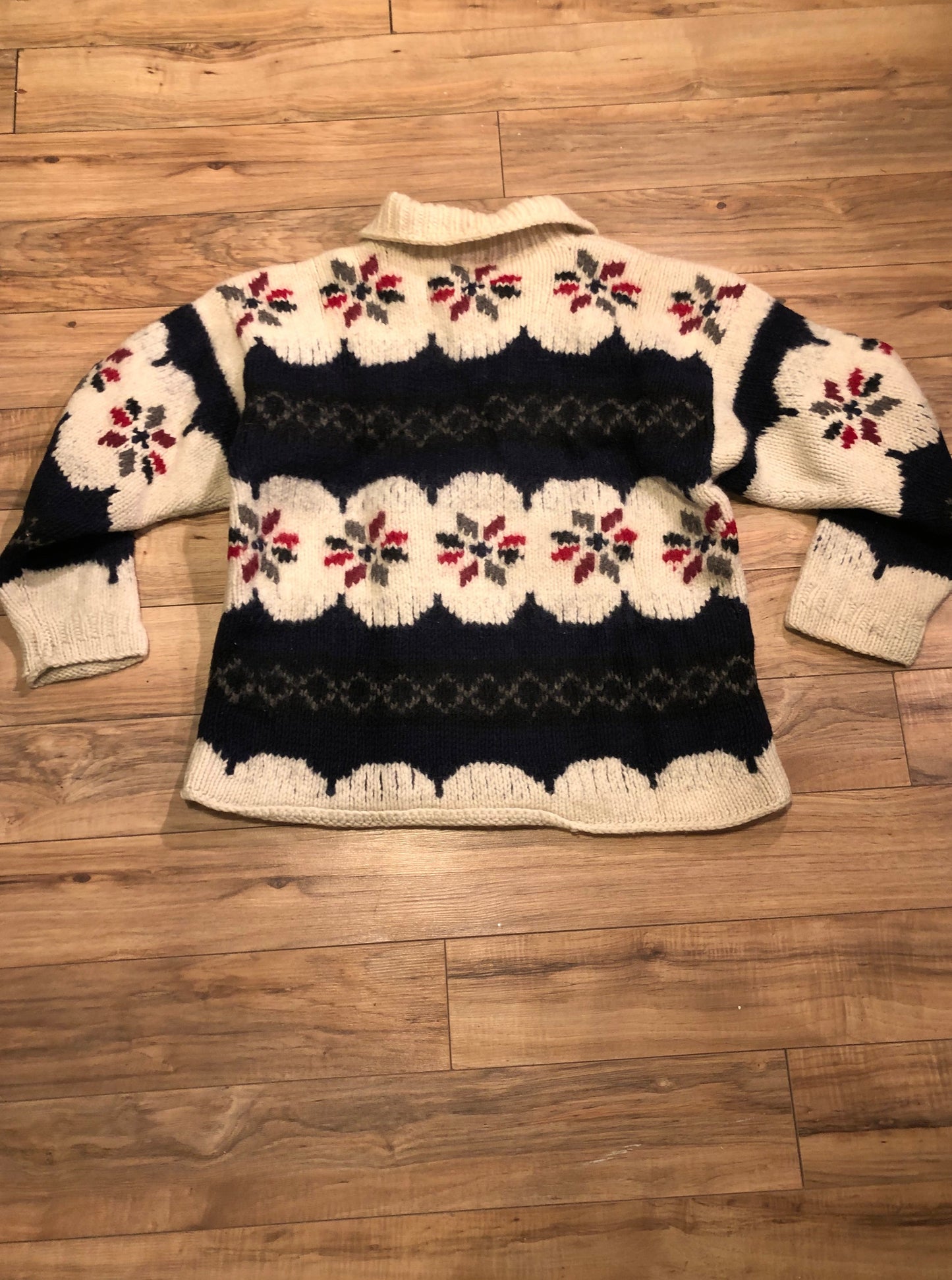 Kingspier Vintage - Vintage Nuevo Americana hand-knit quarter button wool sweater with coconut buttons.
Made in china.
Size medium/ large.