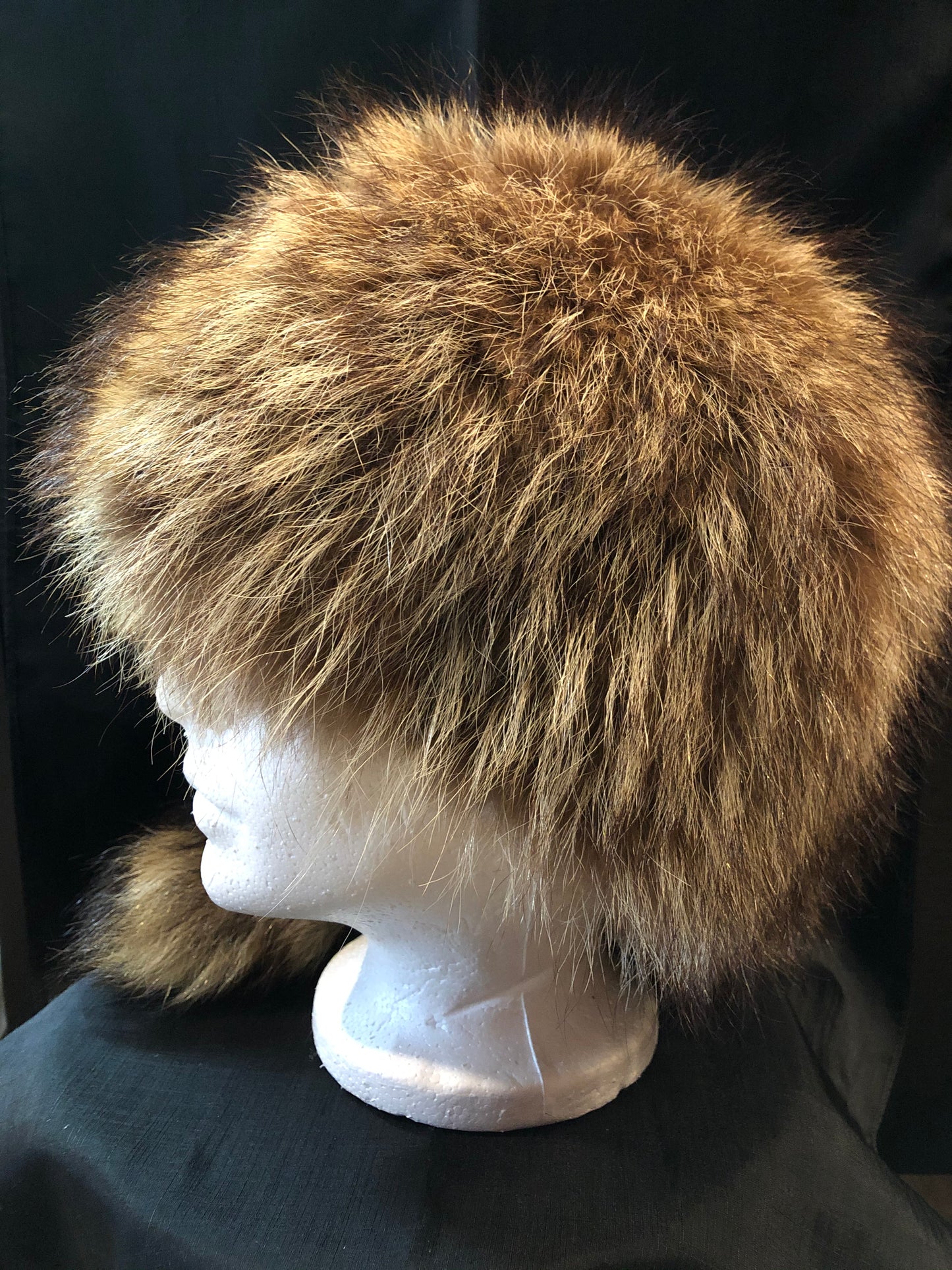 Kingspier Vintage - Racoon fur hat with tall.
Circumference - 21”
Fur is in great condition, some shattering in the quilted inner lining.