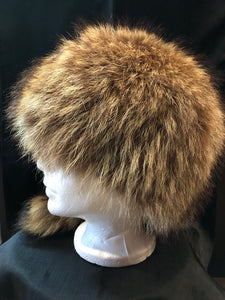 Kingspier Vintage - Racoon fur hat with tall.

Circumference - 21”

Fur is in great condition, some shattering in the quilted inner lining.