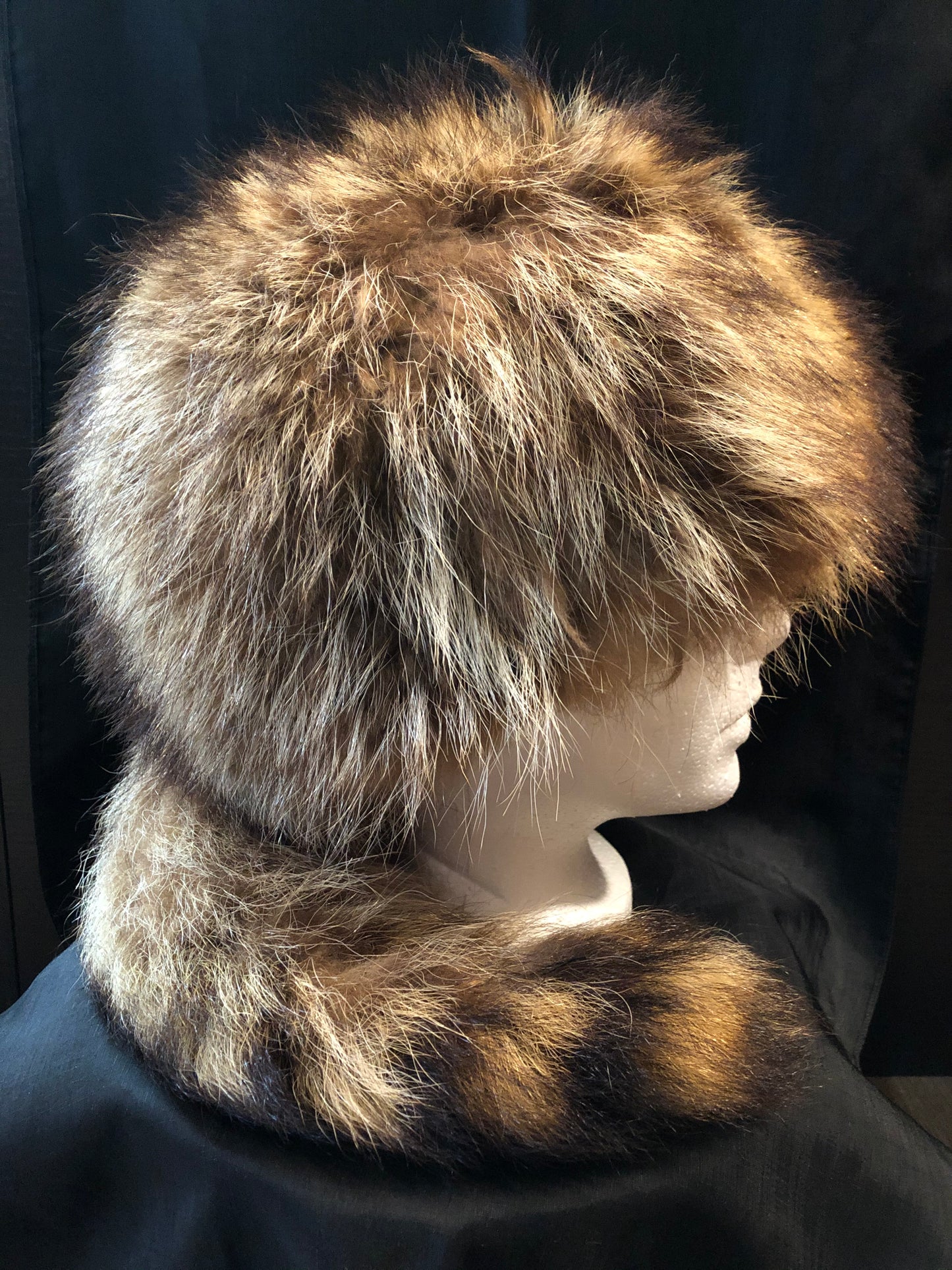 Kingspier Vintage - Racoon fur hat with tall.
Circumference - 21”
Fur is in great condition, some shattering in the quilted inner lining.