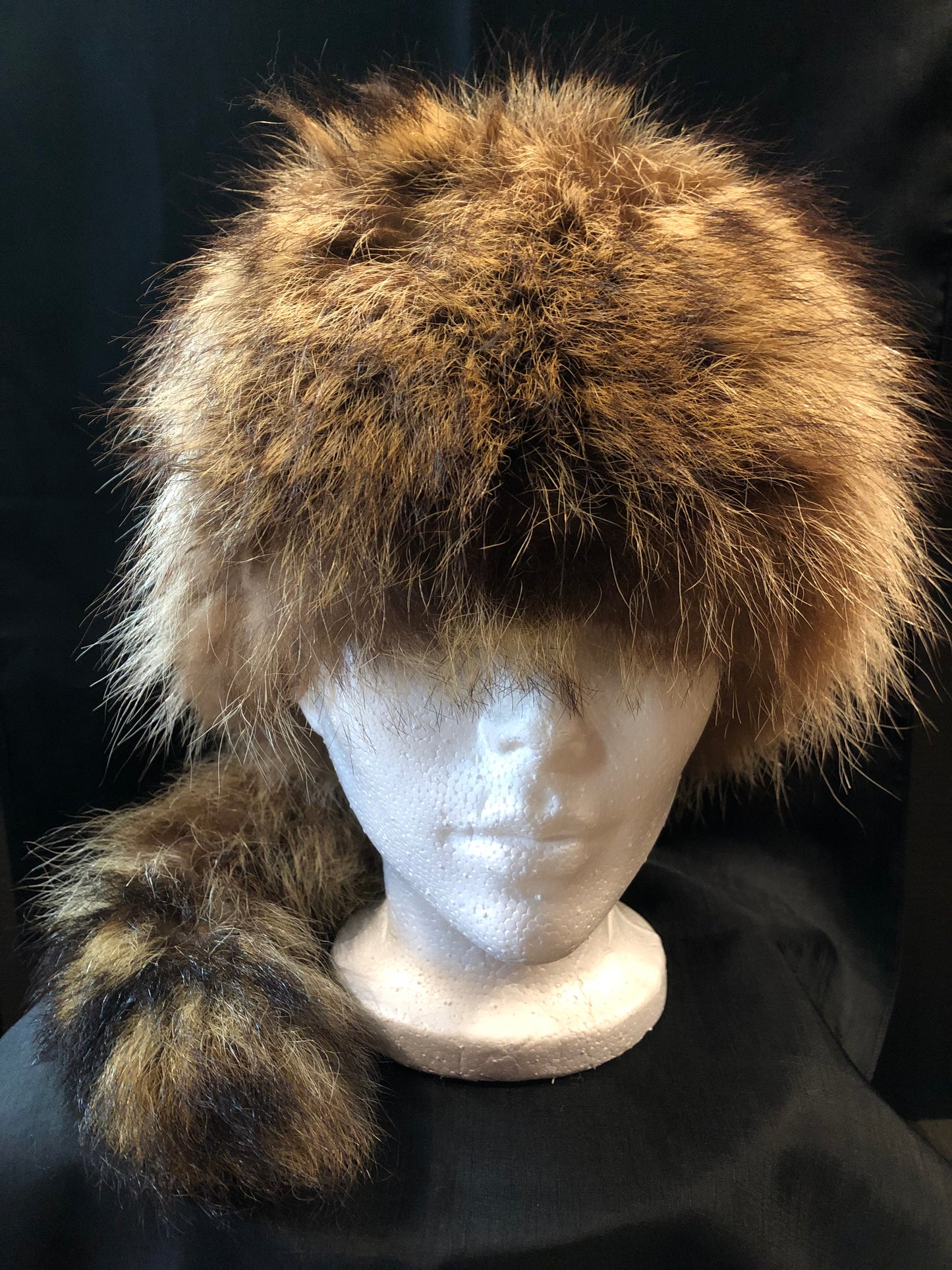 Kingspier Vintage - Racoon fur hat with tall.
Circumference - 21”
Fur is in great condition, some shattering in the quilted inner lining.