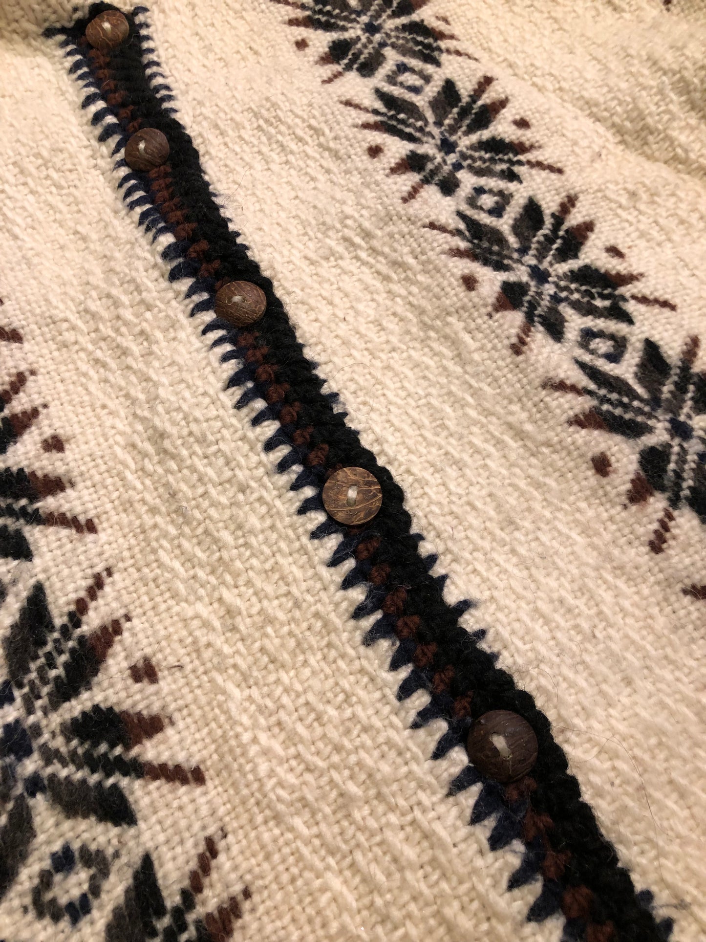 Kingspier Vintage - Vintage Casbah Imports 100% wool cardigan with coconut shell buttons.
Made in Ecuador.