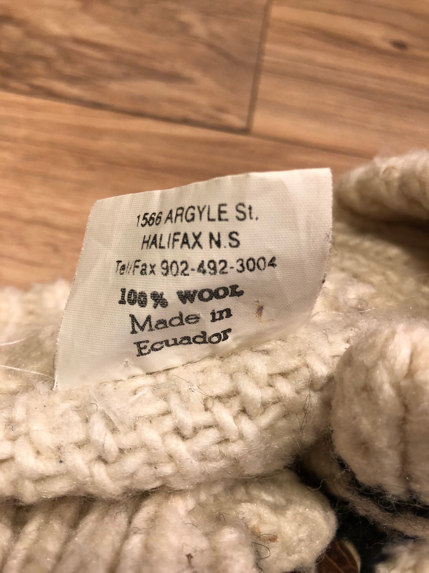 Kingspier Vintage - Vintage Casbah Imports 100% wool cardigan with coconut shell buttons.
Made in Ecuador.