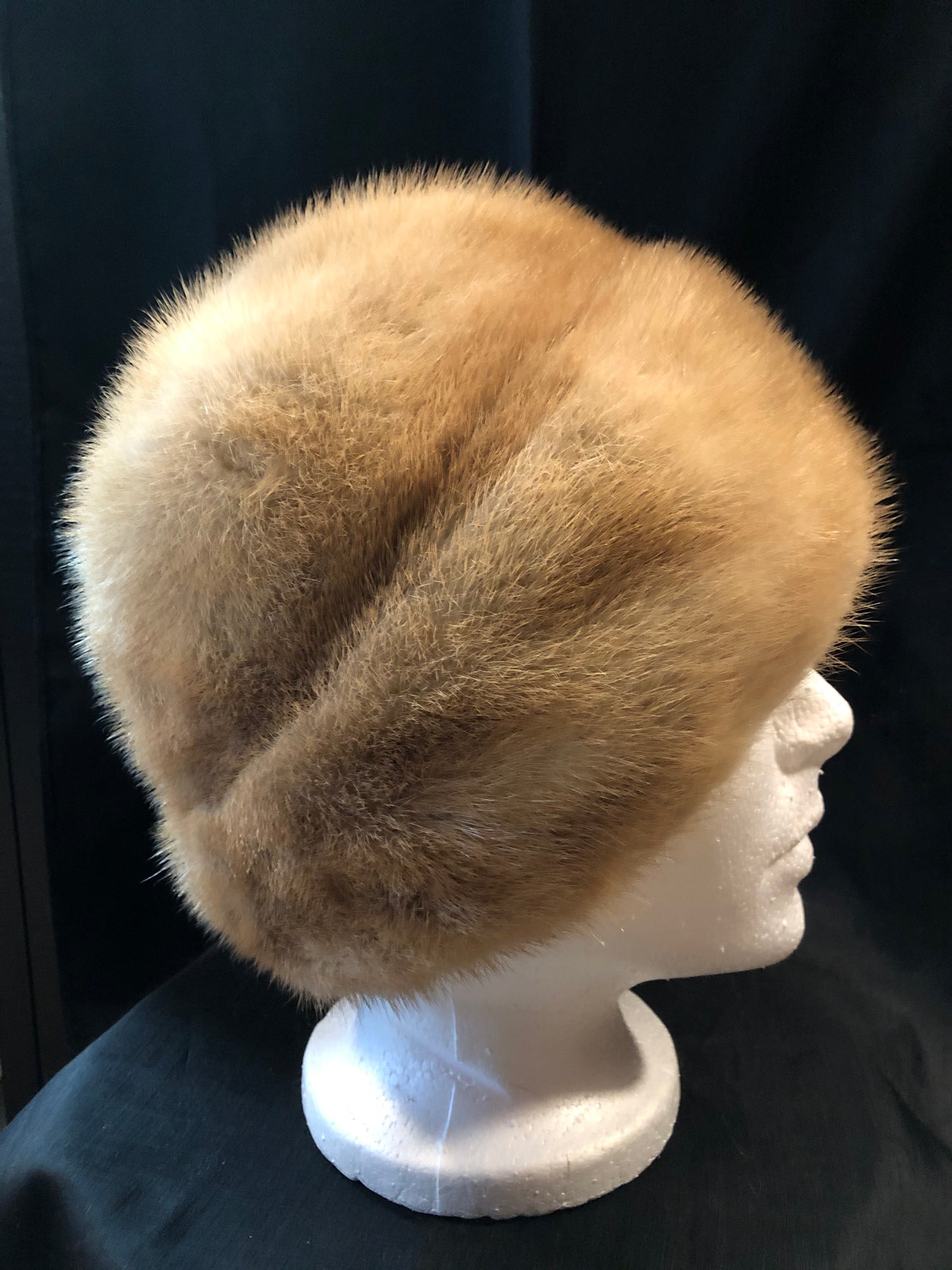Kingspier Vintage - Morgan’s blonde fur hat with pink satin like lining
Circumference - 21”
This hat is in excellent condition.