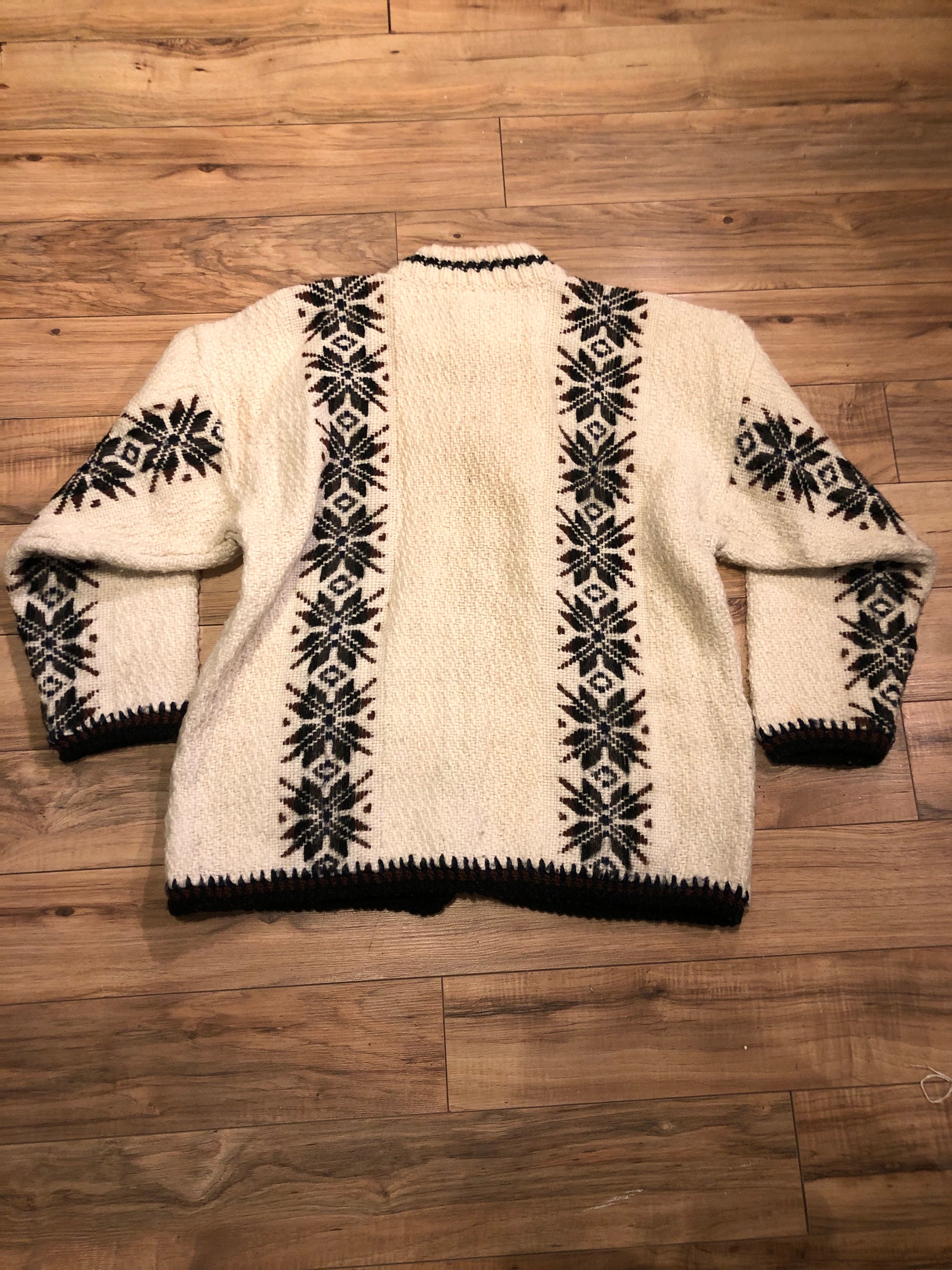 Kingspier Vintage - Vintage Casbah Imports 100% wool cardigan with coconut shell buttons.
Made in Ecuador.