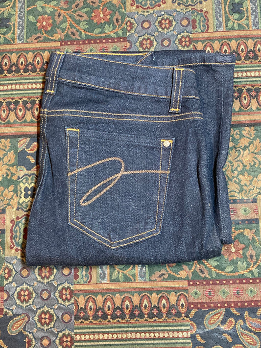 Kingspier Vintage - Miracle Body Denim Jeans - 28”x33.5”
Size 4
Low rise
Flared leg
98% cotton/ 2% Spandex
Made in USA