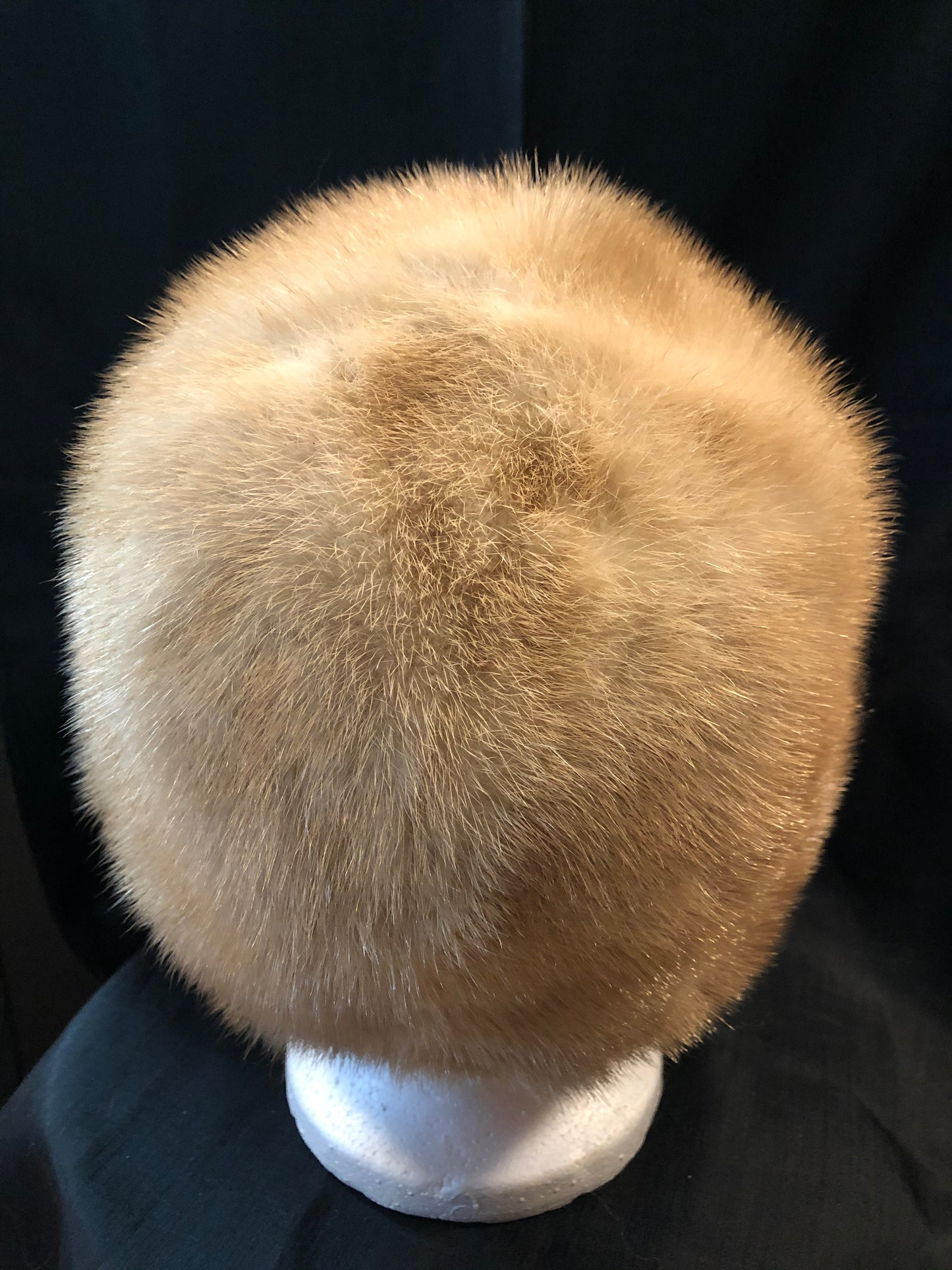 Kingspier Vintage - Morgan’s blonde fur hat with pink satin like lining
Circumference - 21”
This hat is in excellent condition.