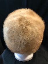 Load image into Gallery viewer, Kingspier Vintage - Morgan’s blonde fur hat with pink satin like lining 

Circumference - 21”

This hat is in excellent condition.

