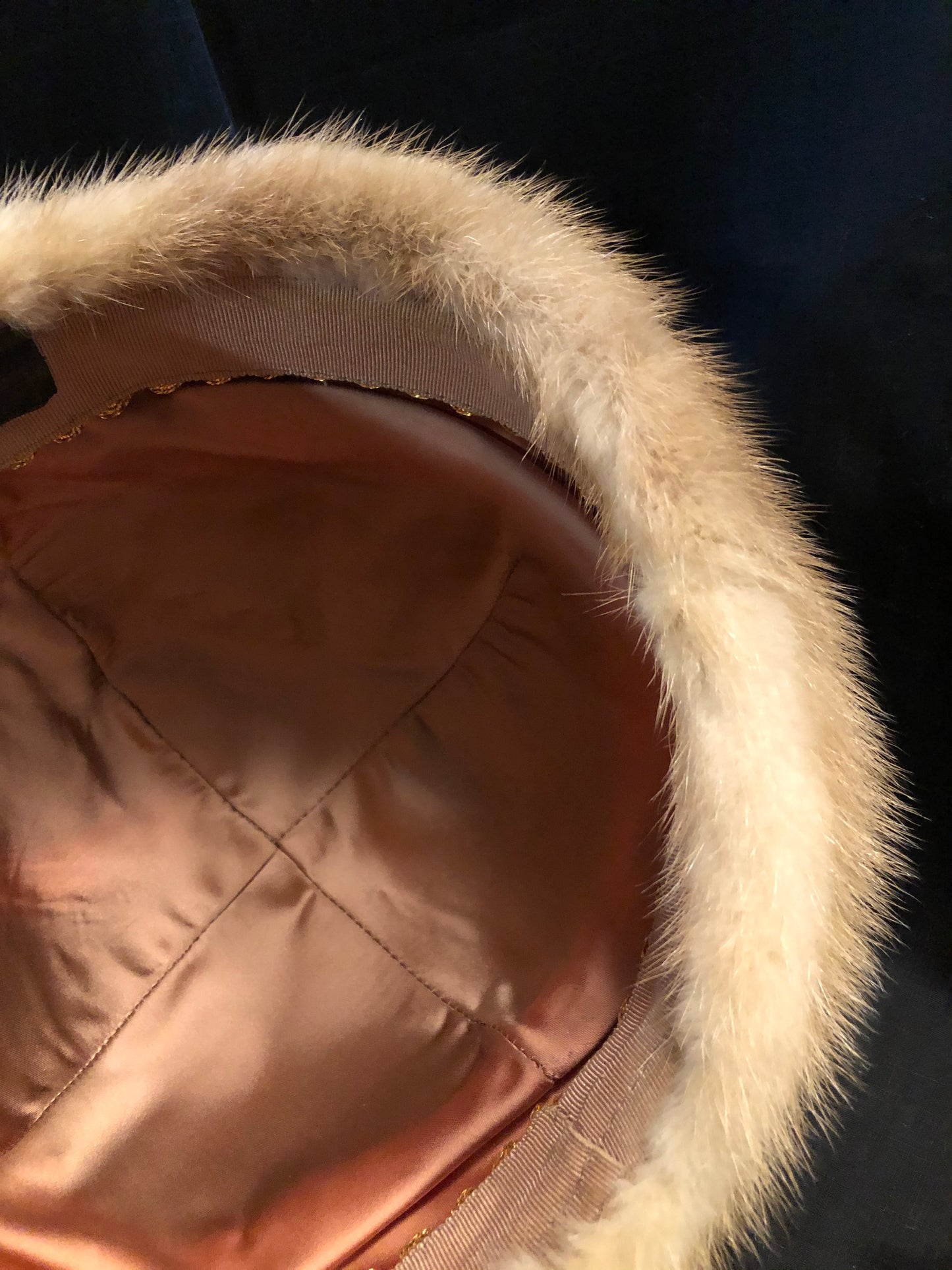 Kingspier Vintage - Morgan’s blonde fur hat with pink satin like lining
Circumference - 21”
This hat is in excellent condition.