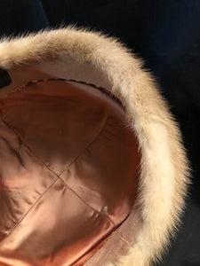 Kingspier Vintage - Morgan’s blonde fur hat with pink satin like lining 

Circumference - 21”

This hat is in excellent condition.