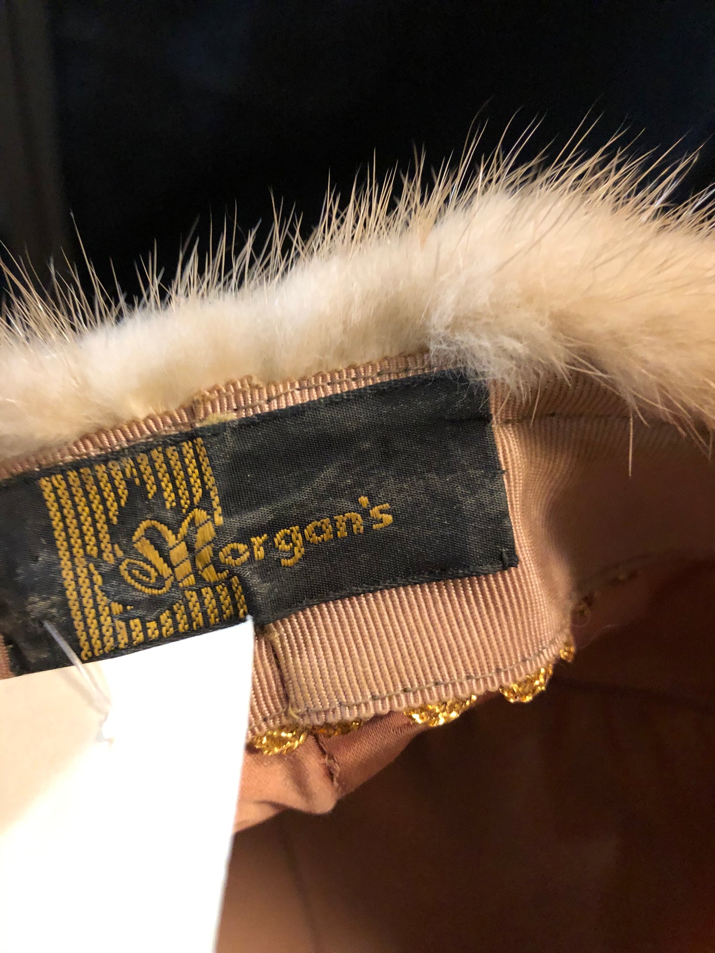 Kingspier Vintage - Morgan’s blonde fur hat with pink satin like lining
Circumference - 21”
This hat is in excellent condition.