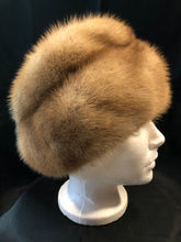 Load image into Gallery viewer, Kingspier Vintage - Vintage blonde fur hat with interior lined in brown floral embroidered nylon mesh. Union made in Canada.

Circumference - 21”

Hat is in excellent condition.
