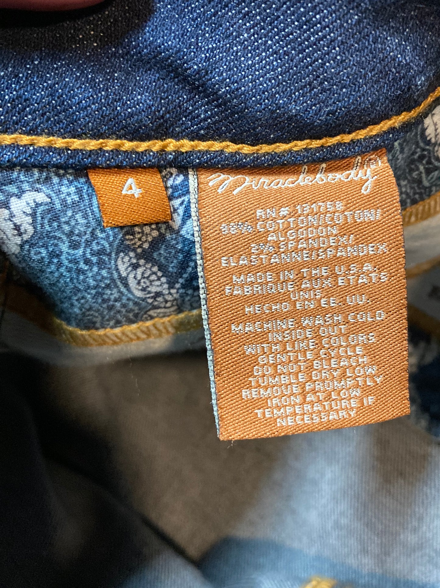 Kingspier Vintage - Miracle Body Denim Jeans - 28”x33.5”
Size 4
Low rise
Flared leg
98% cotton/ 2% Spandex
Made in USA