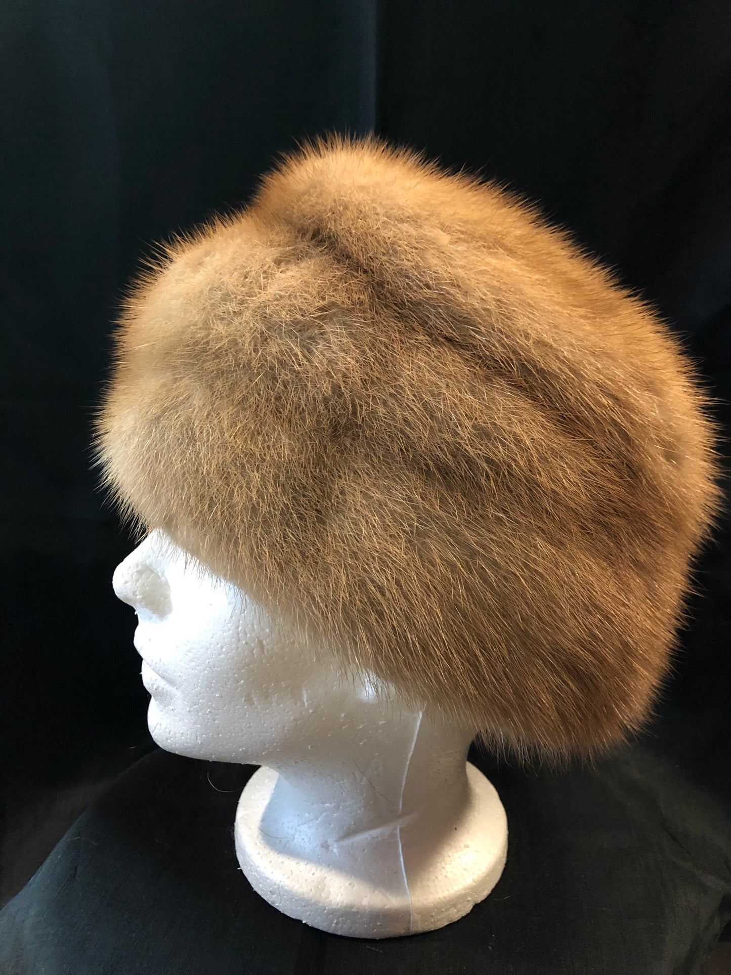 Kingspier Vintage - Vintage blonde fur hat with interior lined in brown floral embroidered nylon mesh. Union made in Canada.
Circumference - 21”
Hat is in excellent condition.