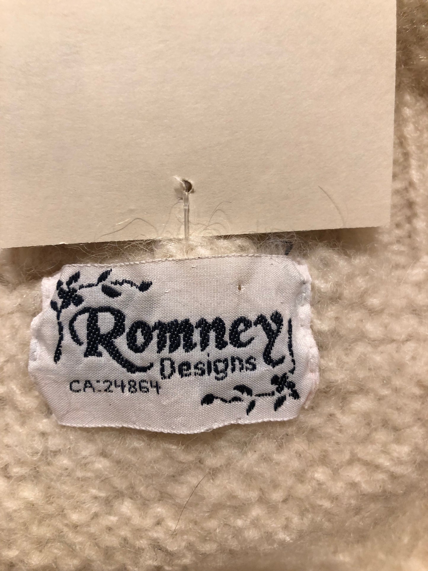 Kingspier Vintage - Vintage Romney South American style crewneck sweater in cream.
Size large.