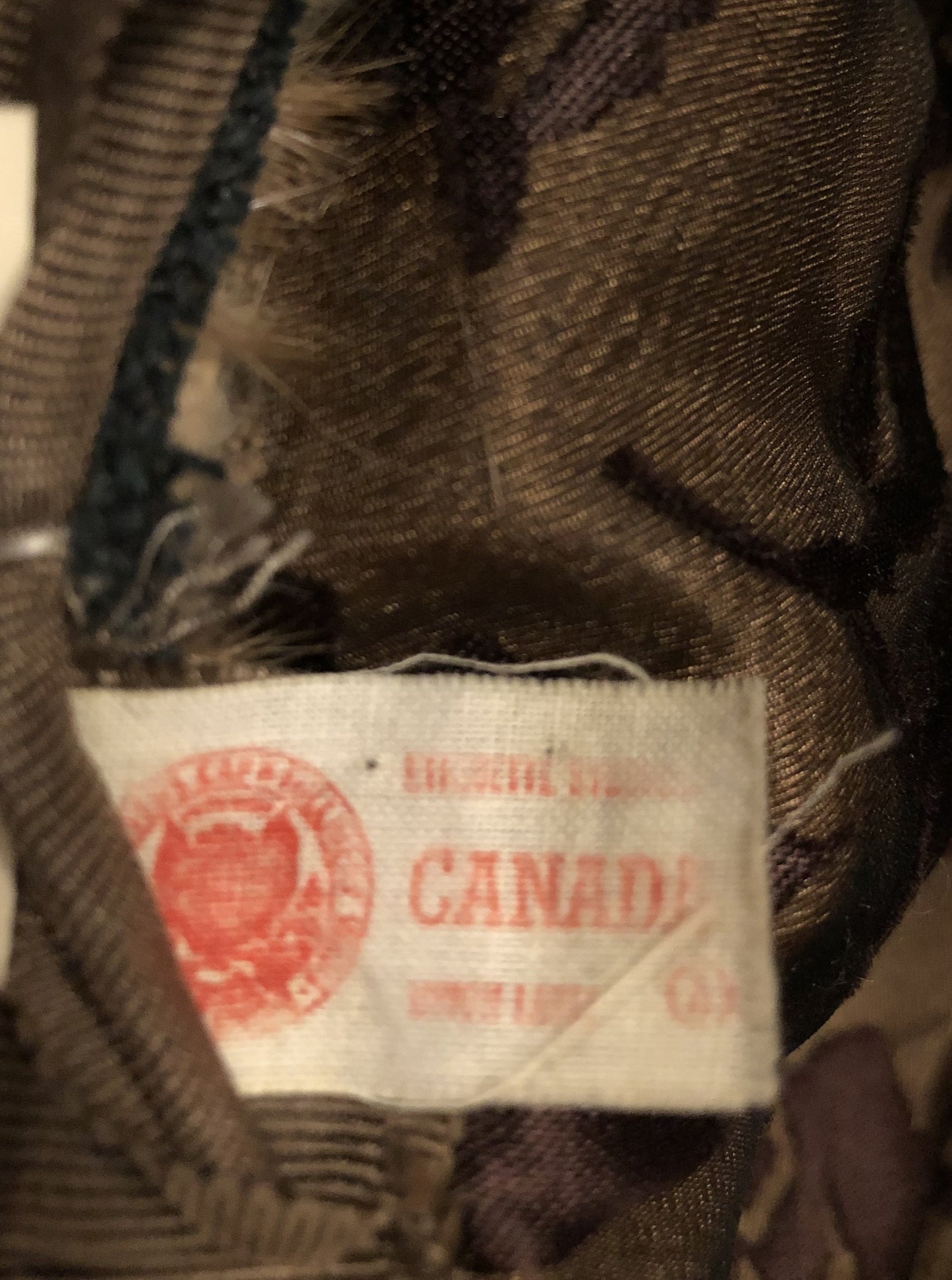 Kingspier Vintage - Vintage blonde fur hat with interior lined in brown floral embroidered nylon mesh. Union made in Canada.
Circumference - 21”
Hat is in excellent condition.