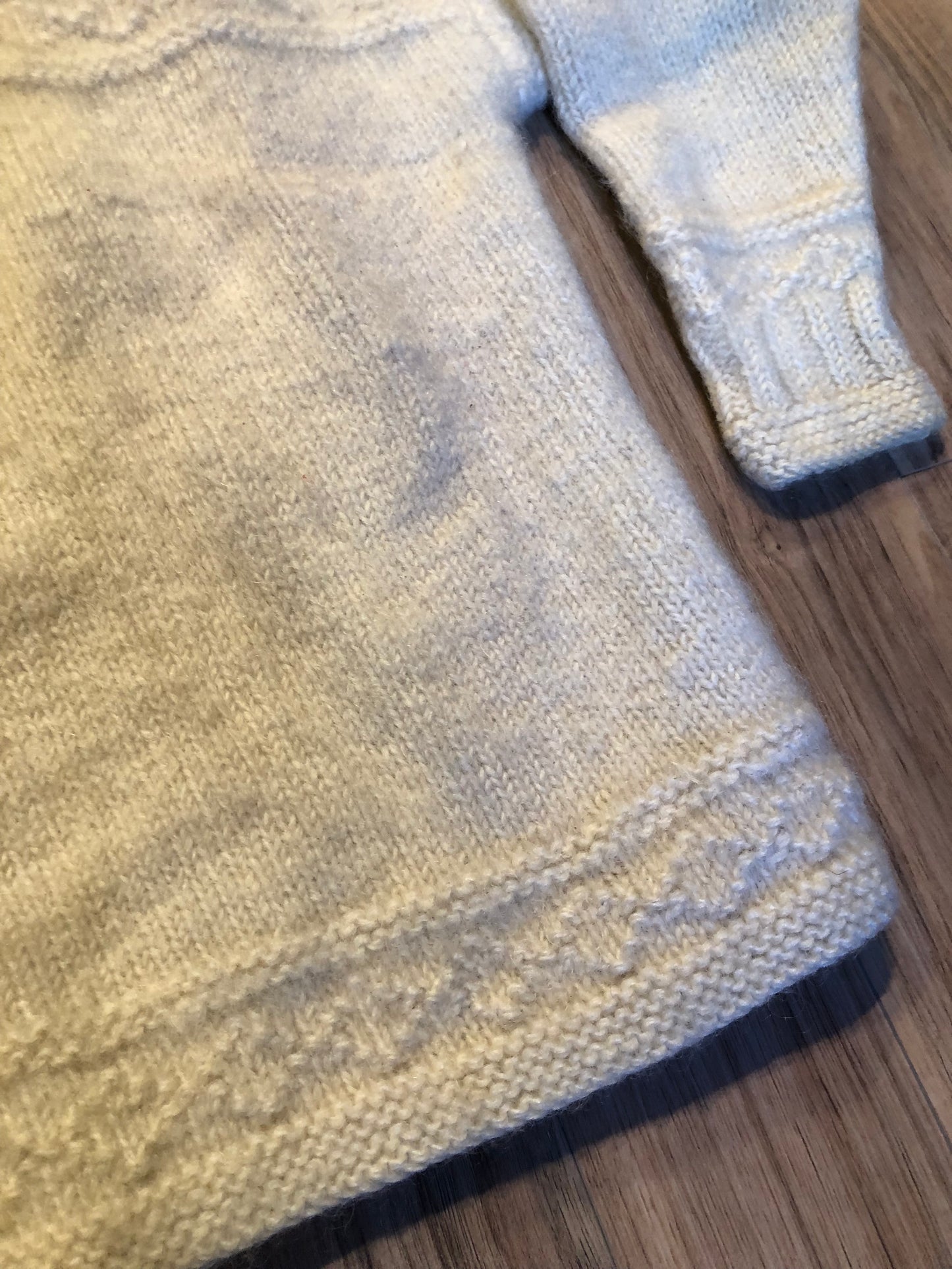 Kingspier Vintage - Vintage Romney South American style crewneck sweater in cream.
Size large.