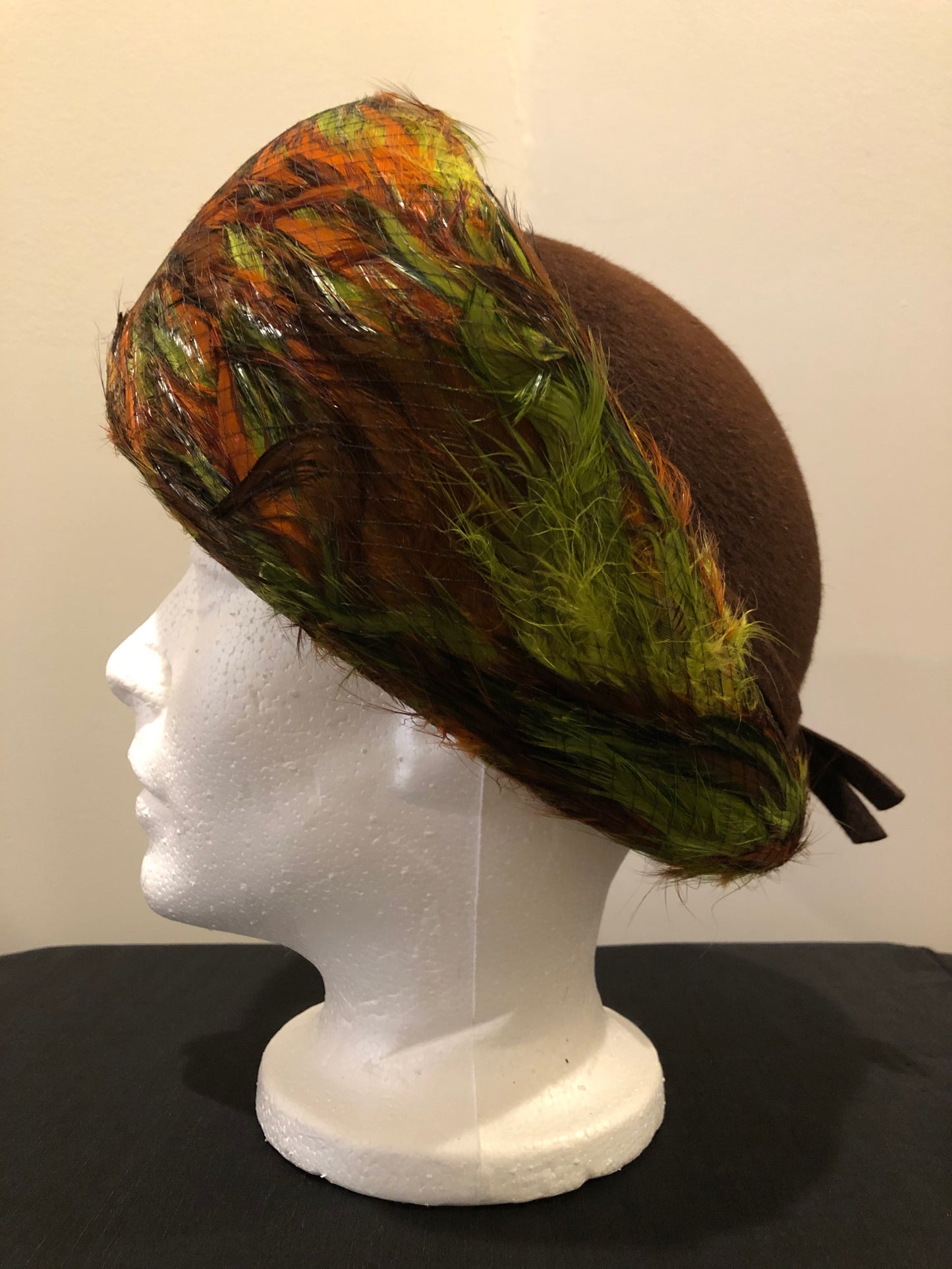 Kingspier Vintage - Lilly Dache Debs brown felt hat with green and orange feathered brim.
Circumference - 21”\
Hat is in excellent vintage condition.