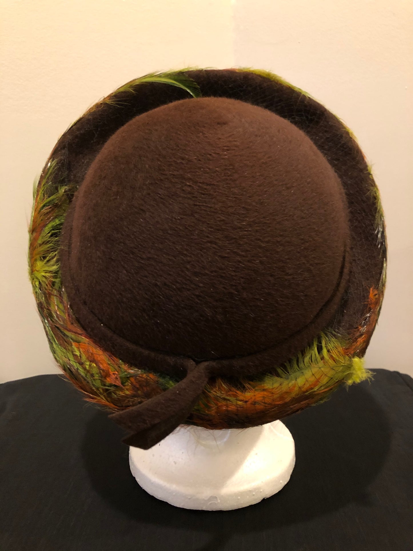 Kingspier Vintage - Lilly Dache Debs brown felt hat with green and orange feathered brim.
Circumference - 21”\
Hat is in excellent vintage condition.