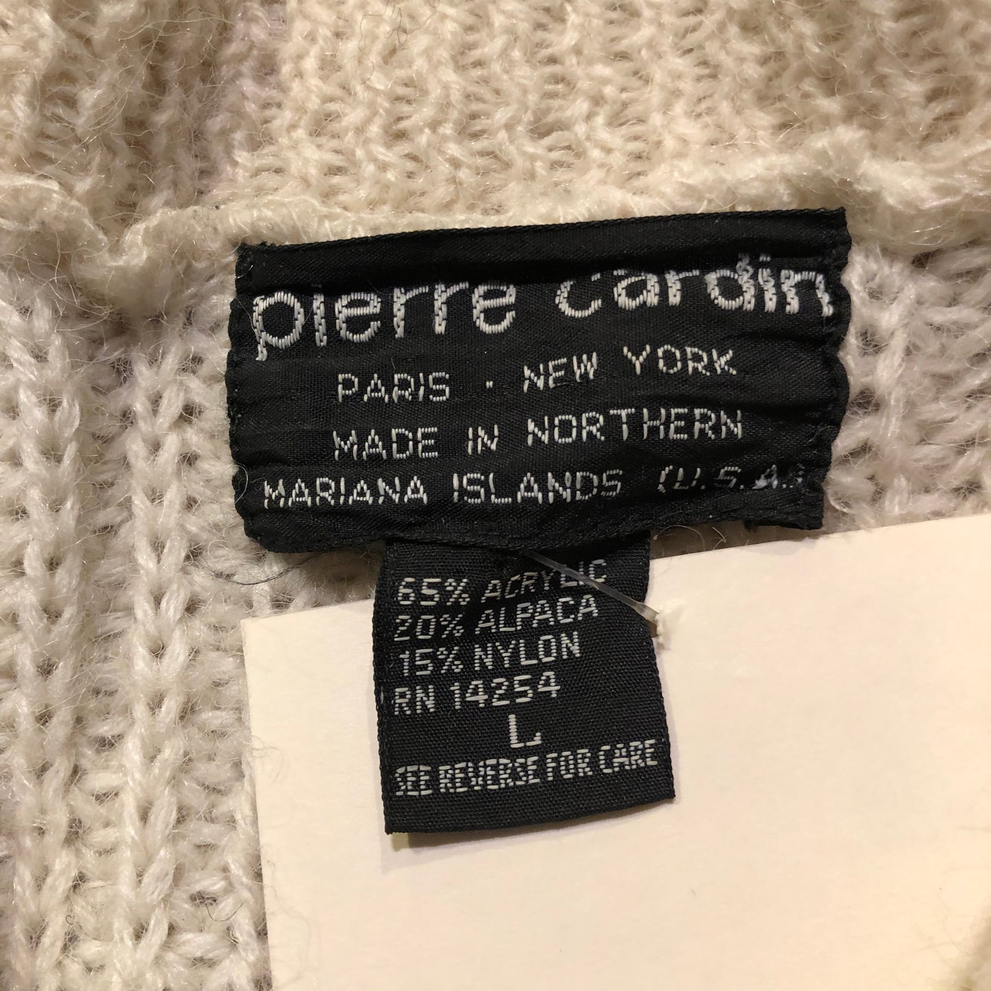 Kingspier Vintage - Vintage Pierre Cardin wool blend long cardigan with button closures and two front pockets.
/65% Acrylic, 20% Alpaca, 15% Nylon.
Made in USA.
Size large.
