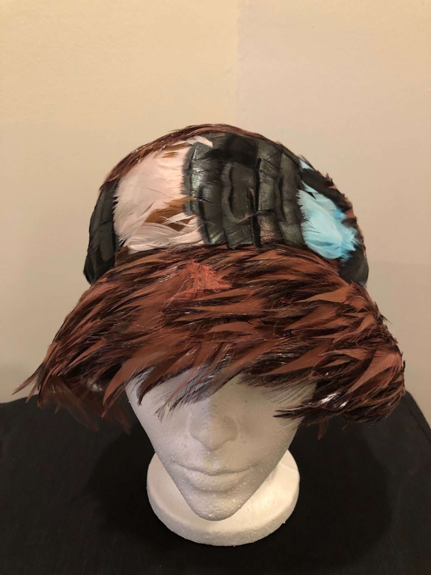 Kingspier Vintage - Vintage brown felt hat with black, brown, blue and pink feathers. No tags.
Circumference - 21”
Hat is in excellent vintage condition.