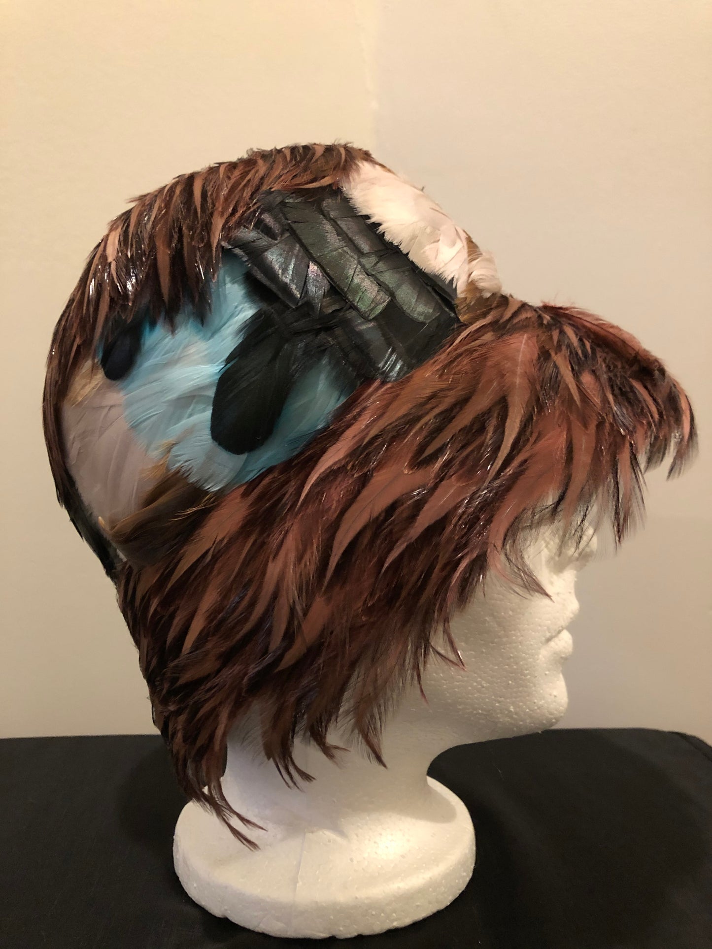 Kingspier Vintage - Vintage brown felt hat with black, brown, blue and pink feathers. No tags.
Circumference - 21”
Hat is in excellent vintage condition.